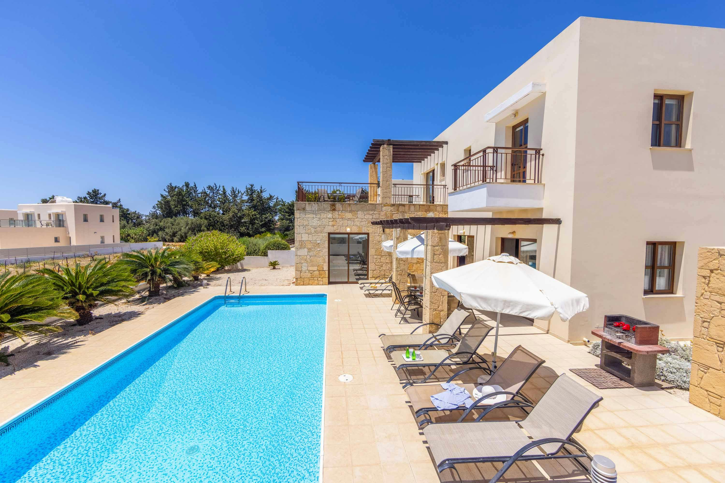 Villa Agia Peyia: Spacious 3-Bedroom Apartment with Private Pool and Sea Views, Peyia Cyprus