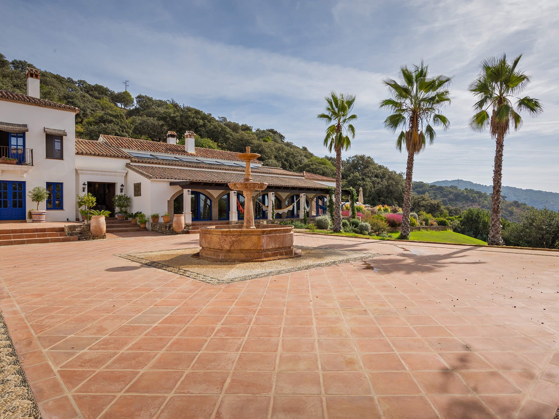 Villa Almendro Marbella: Elegant 6-Bedroom Villa with Pool and Spa, Marbella