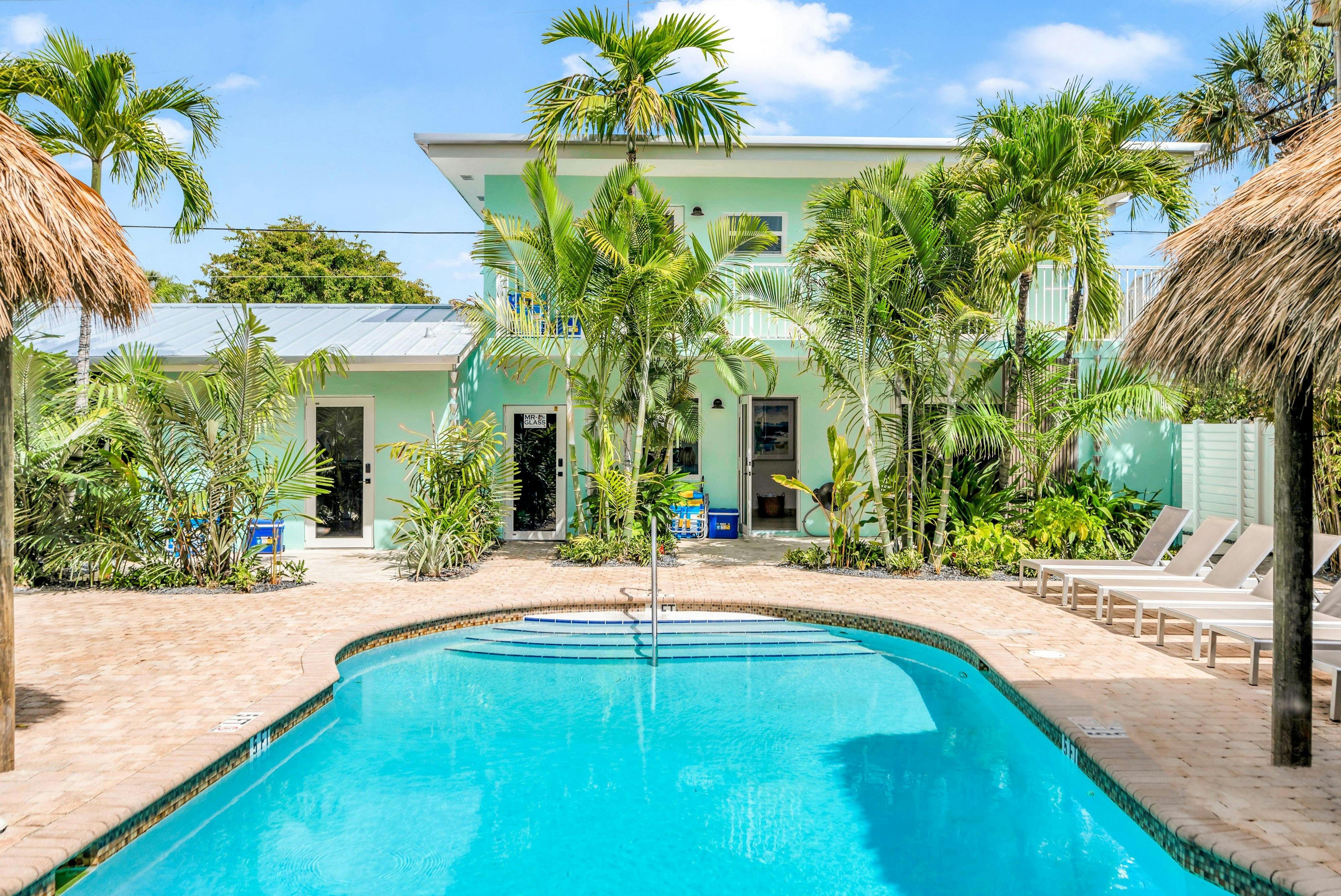 Villa Bahama Isles: Luxury 8-Bedroom Villa with Private Pool and Sea Views, Las Olas Isles