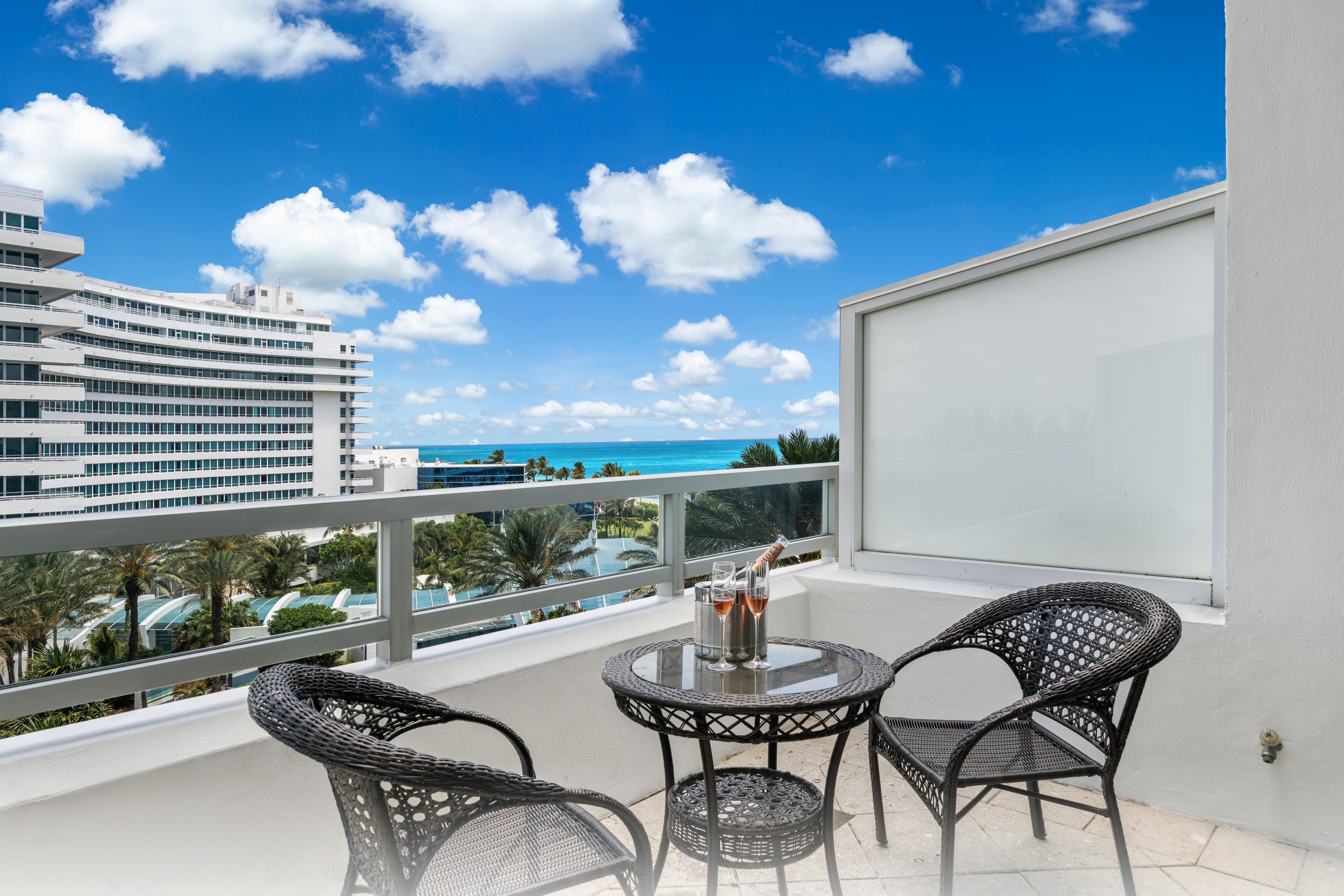Villa Azurene Normandy Isle Miami Beach: Luxury 1-Bedroom Apartment with Seaview and Hot Tub, Miami Beach