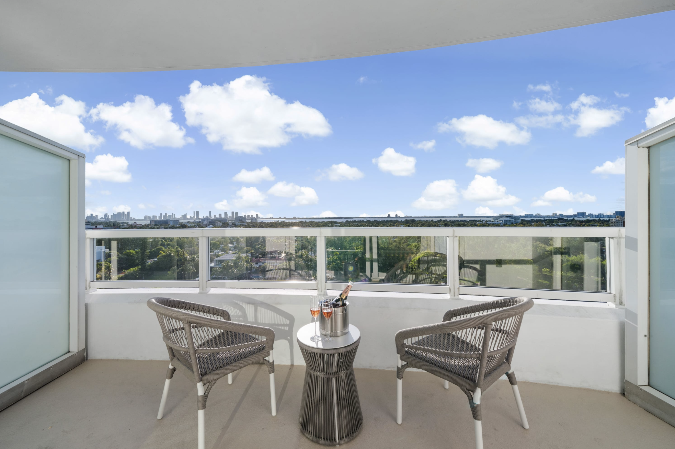 Villa Zephyros Sunset Miami Beach: 1-Bedroom Apartment Rental with Sea Views and Hot Tub, Miami Beach