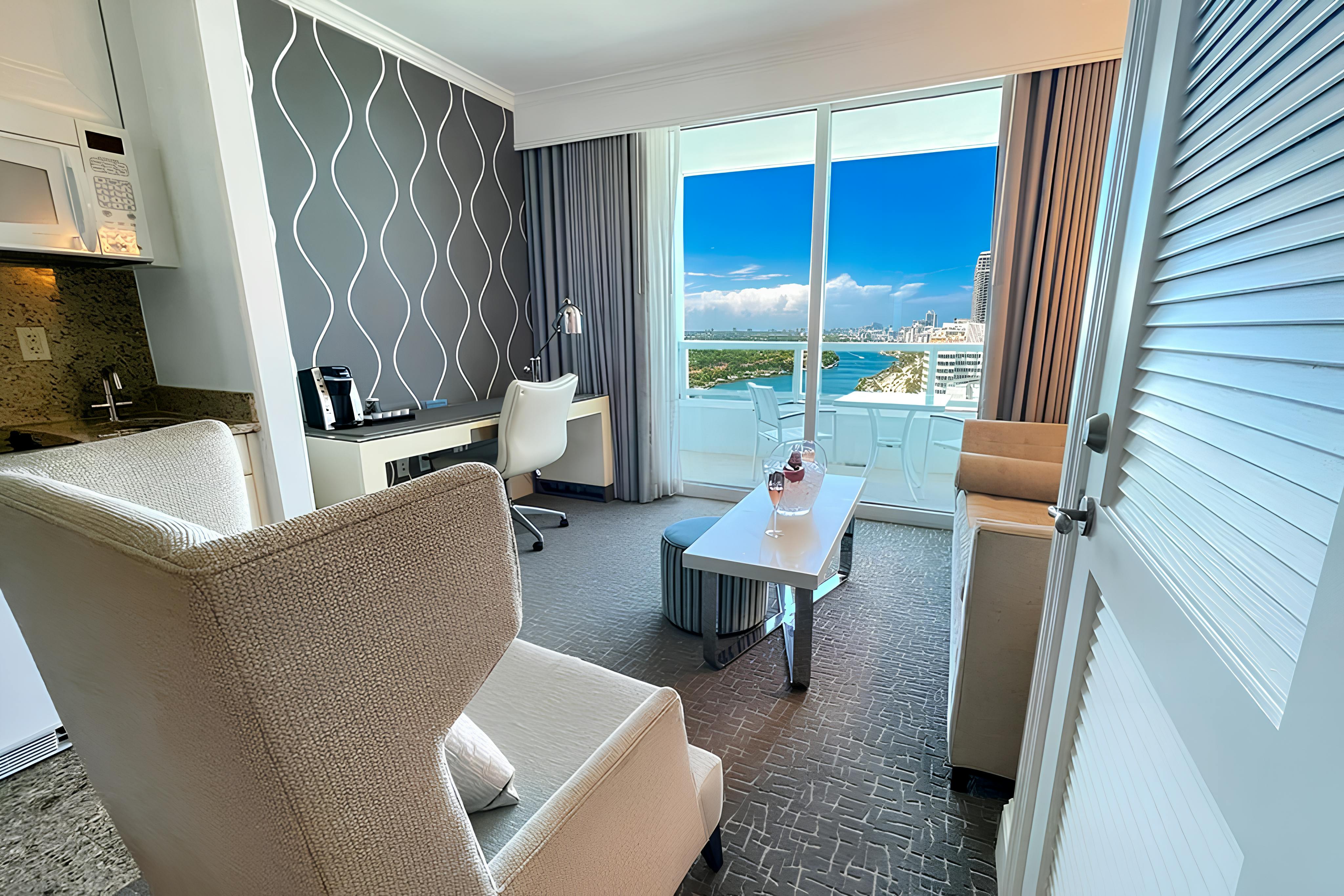Villa Alba Normandie Isle Miami Beach: Luxury 1-Bedroom Apartment with Sea Views and Pool Access, Miami Beach