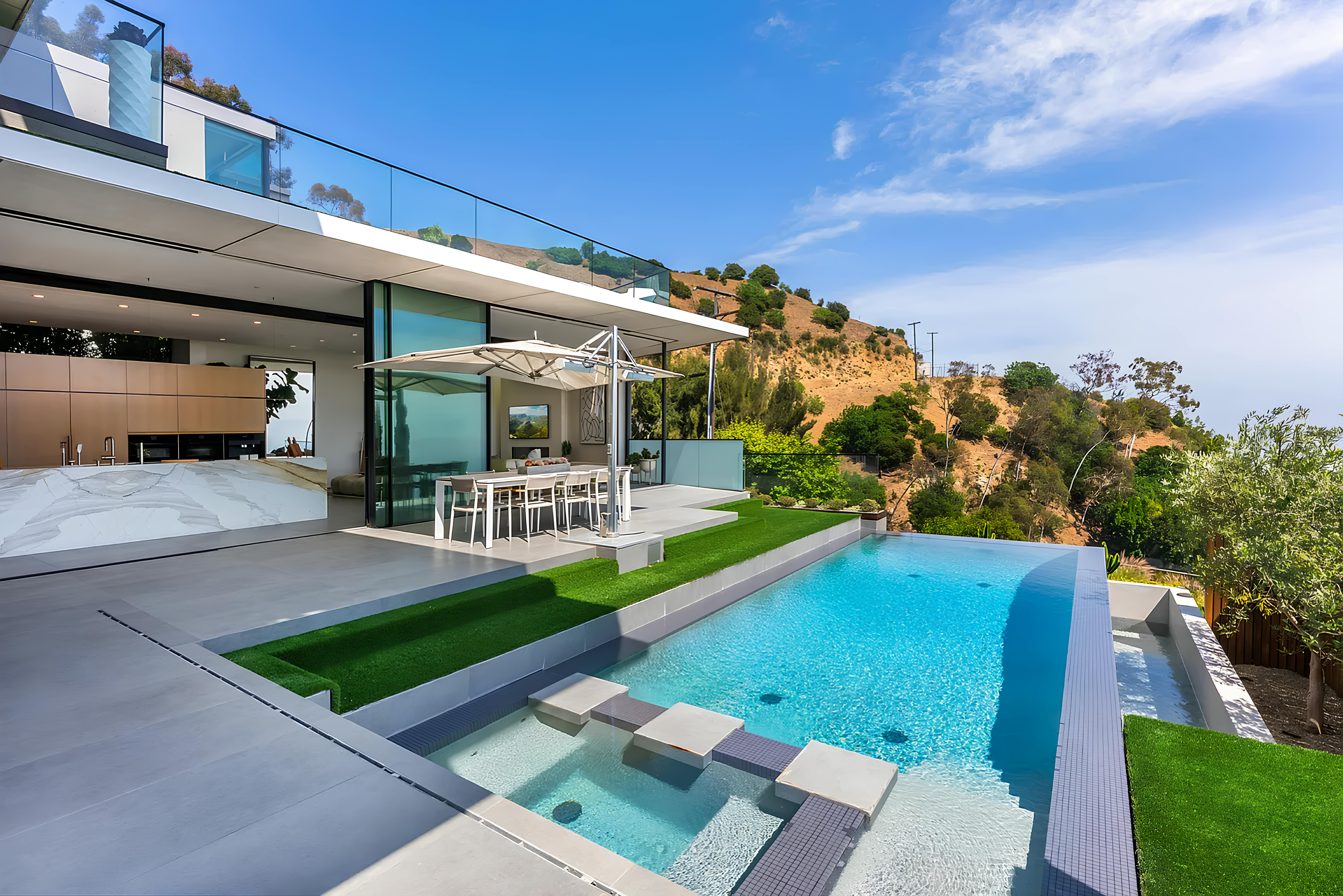 Villa Cahuenga Hollywood Hills: Luxury 4-Bedroom Villa with Private Pool and Rooftop Deck, Hollywood Hills