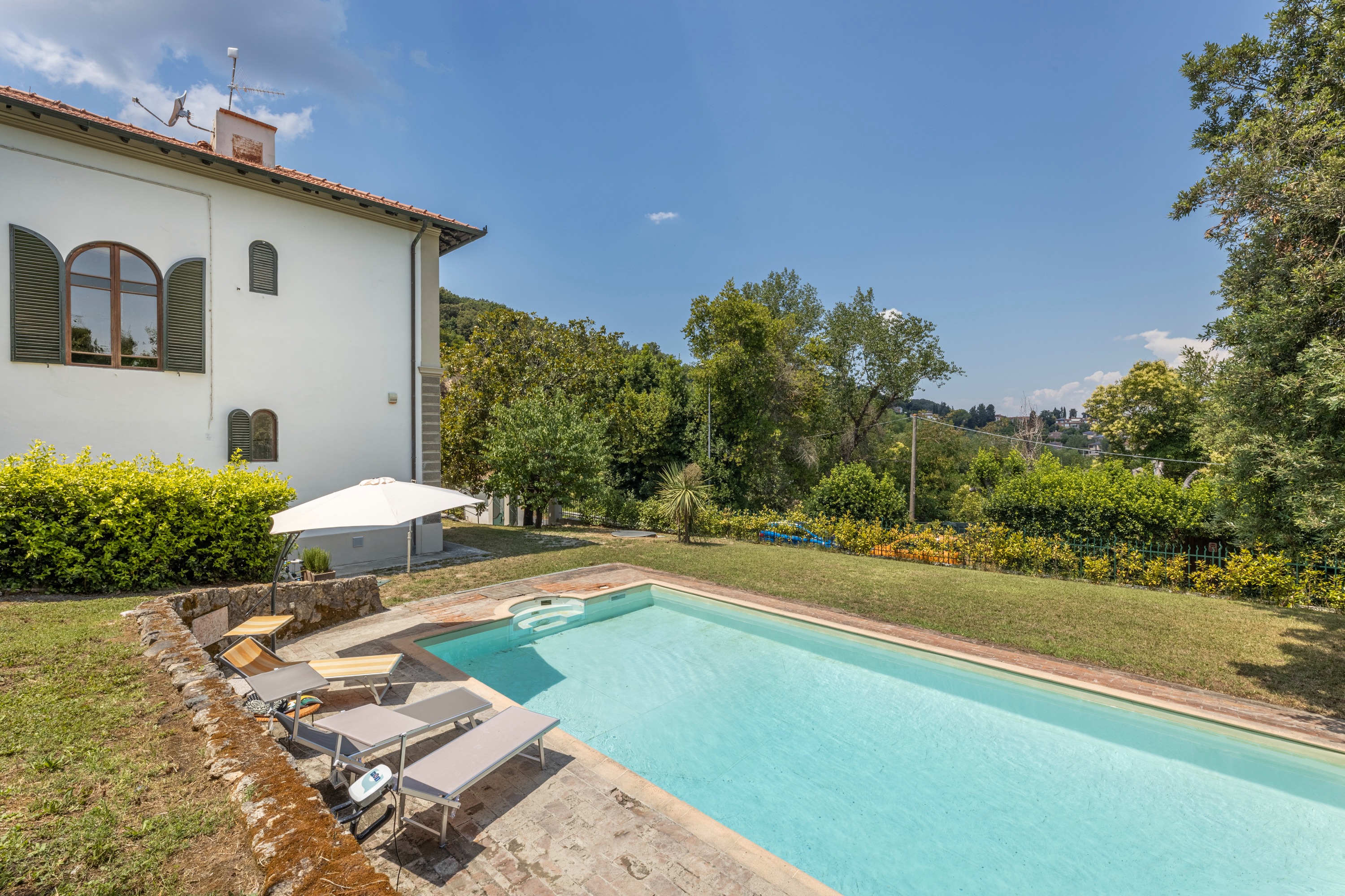 Villa Alba Ardenza Livorno: Luxury 3-Bedroom Villa with Pool and Sea Views, Livorno Tuscany