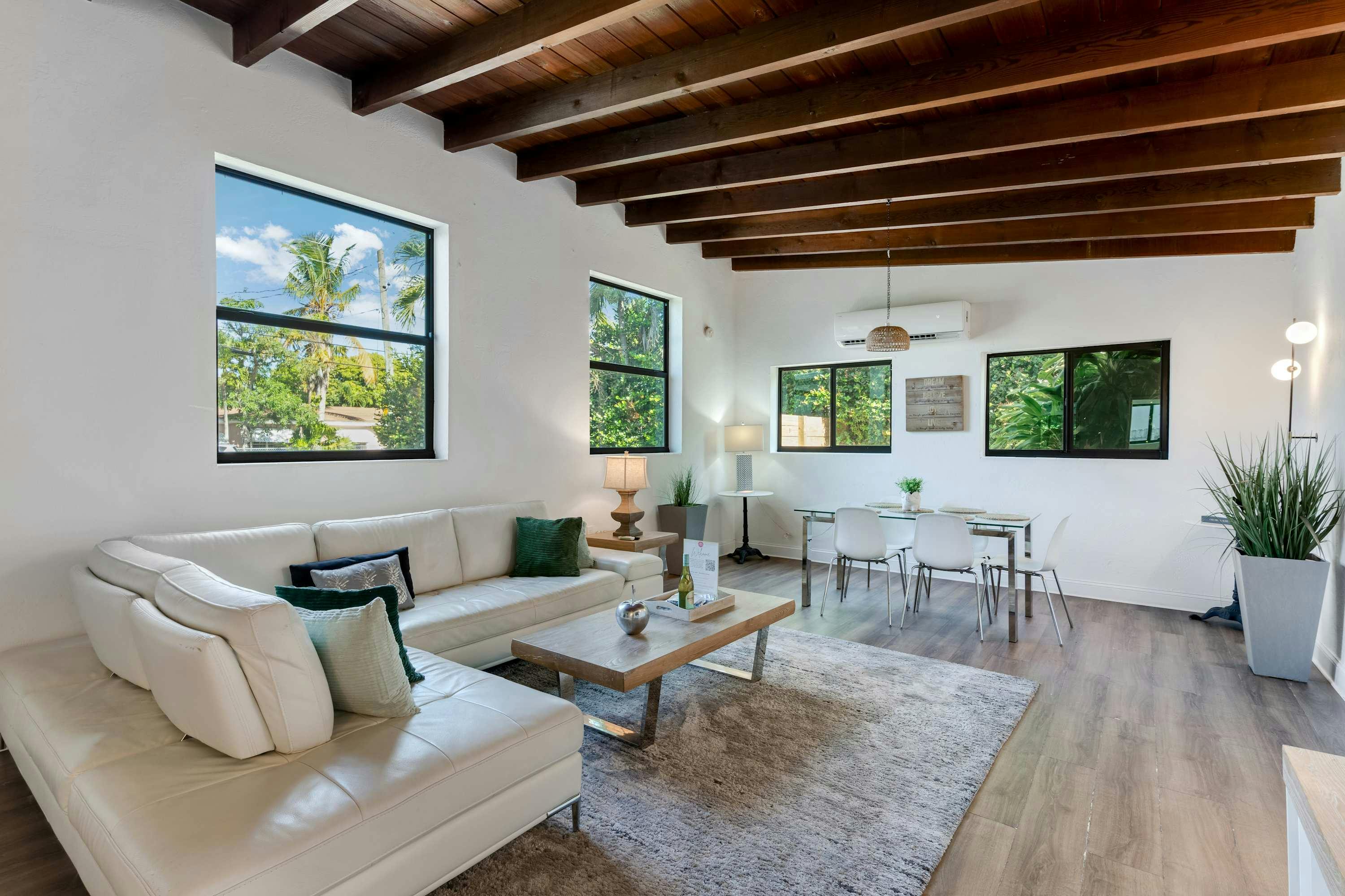 Villa Caribaea Surfside: Luxury 3-Bedroom Villa with Air Conditioning in Surfside, Miami-Dade County