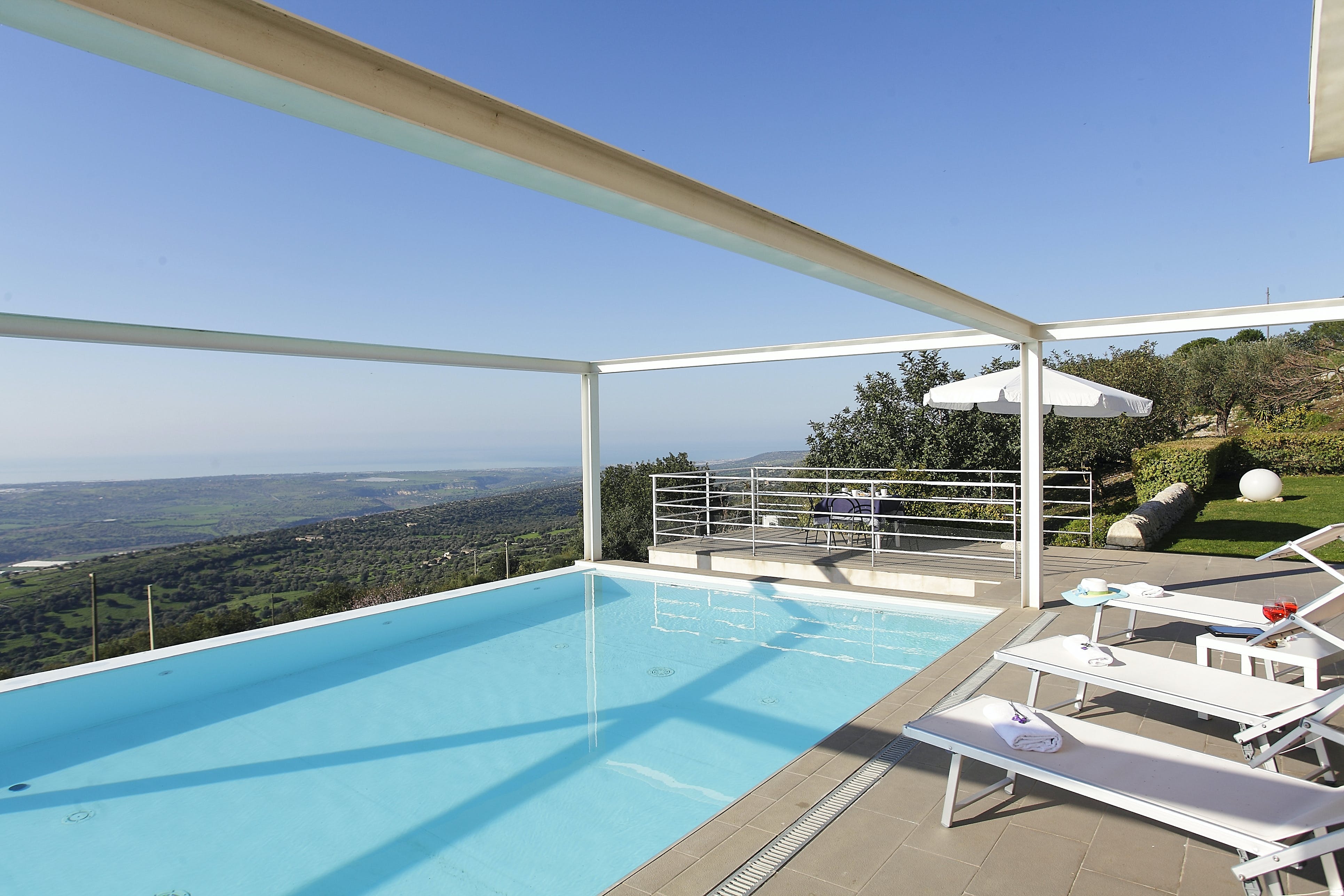 Villa Carrubba Ragusa: Luxury 5-Bedroom Villa with Pool and Tennis Court, Ragusa