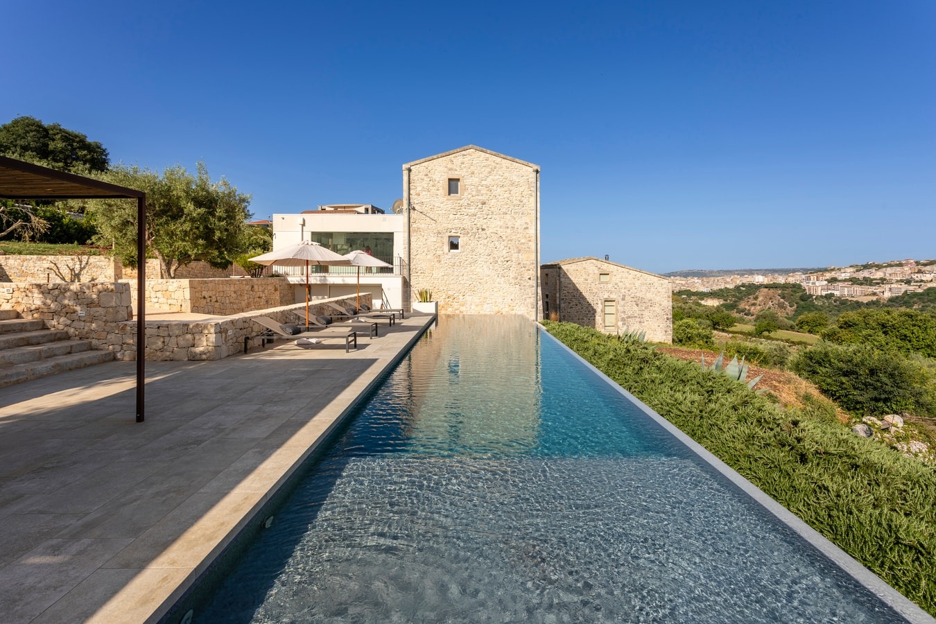 Villa Ambrato Ibla Ragusa: Luxury 3-Bedroom Villa with Infinity Pool and Countryside Views, Ragusa