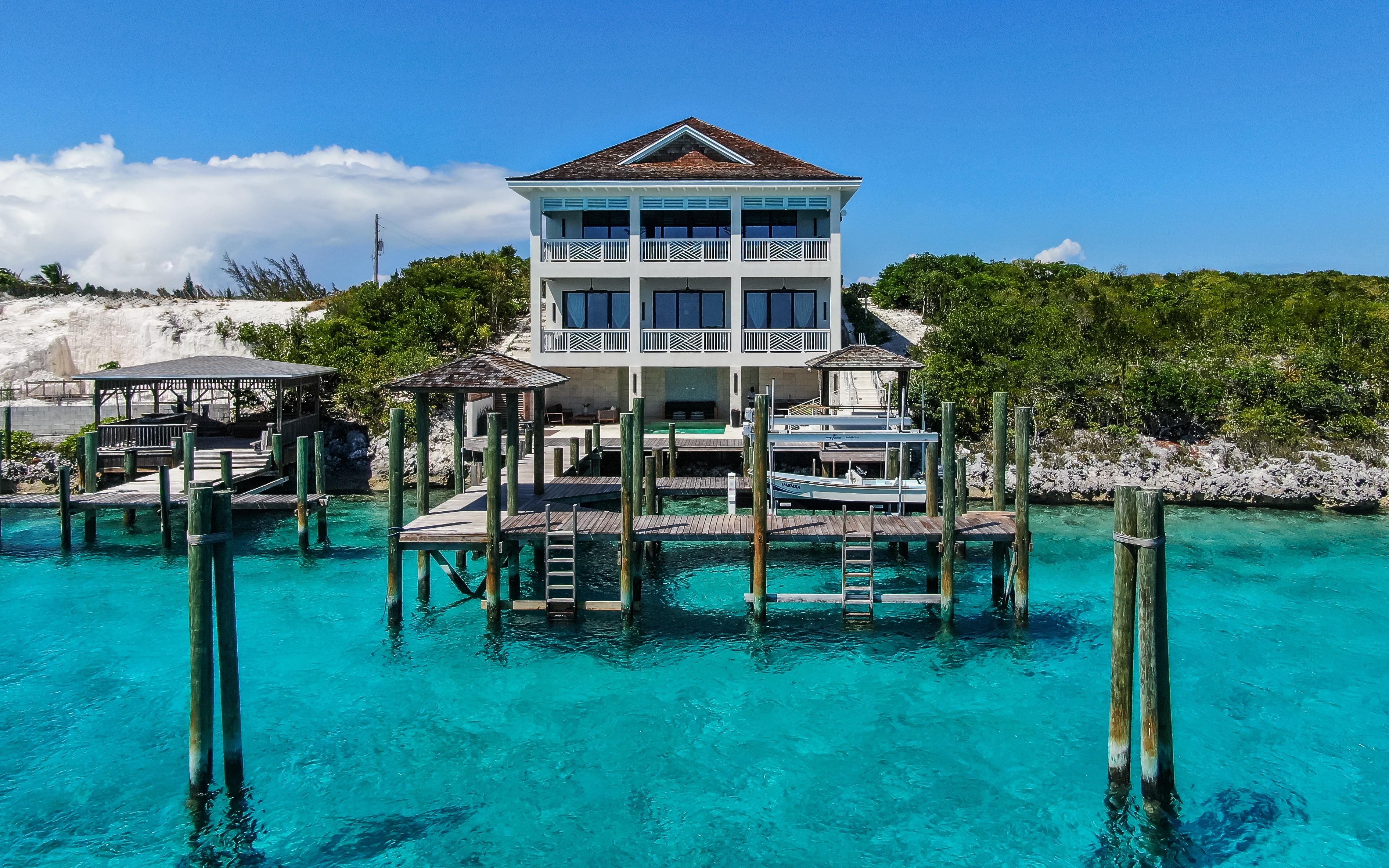 Villa Cay Staniel: Luxury 6-Bedroom Villa with Private Dock and Sea Views, Exuma