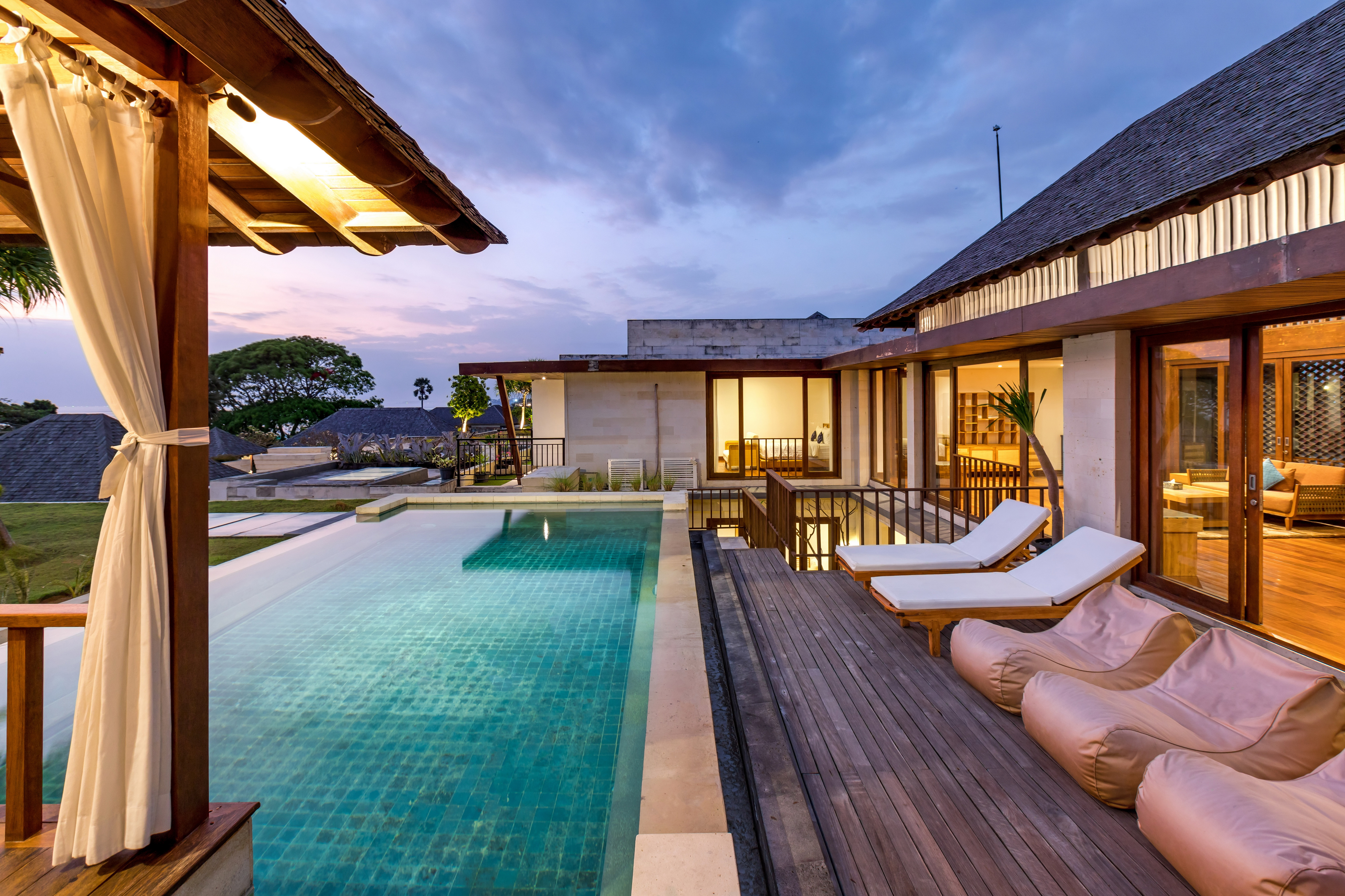 Villa Cendrawasih Batu Belig: Luxury 3-Bedroom Apartment with Beachfront Pool and Hot Tub, Bali