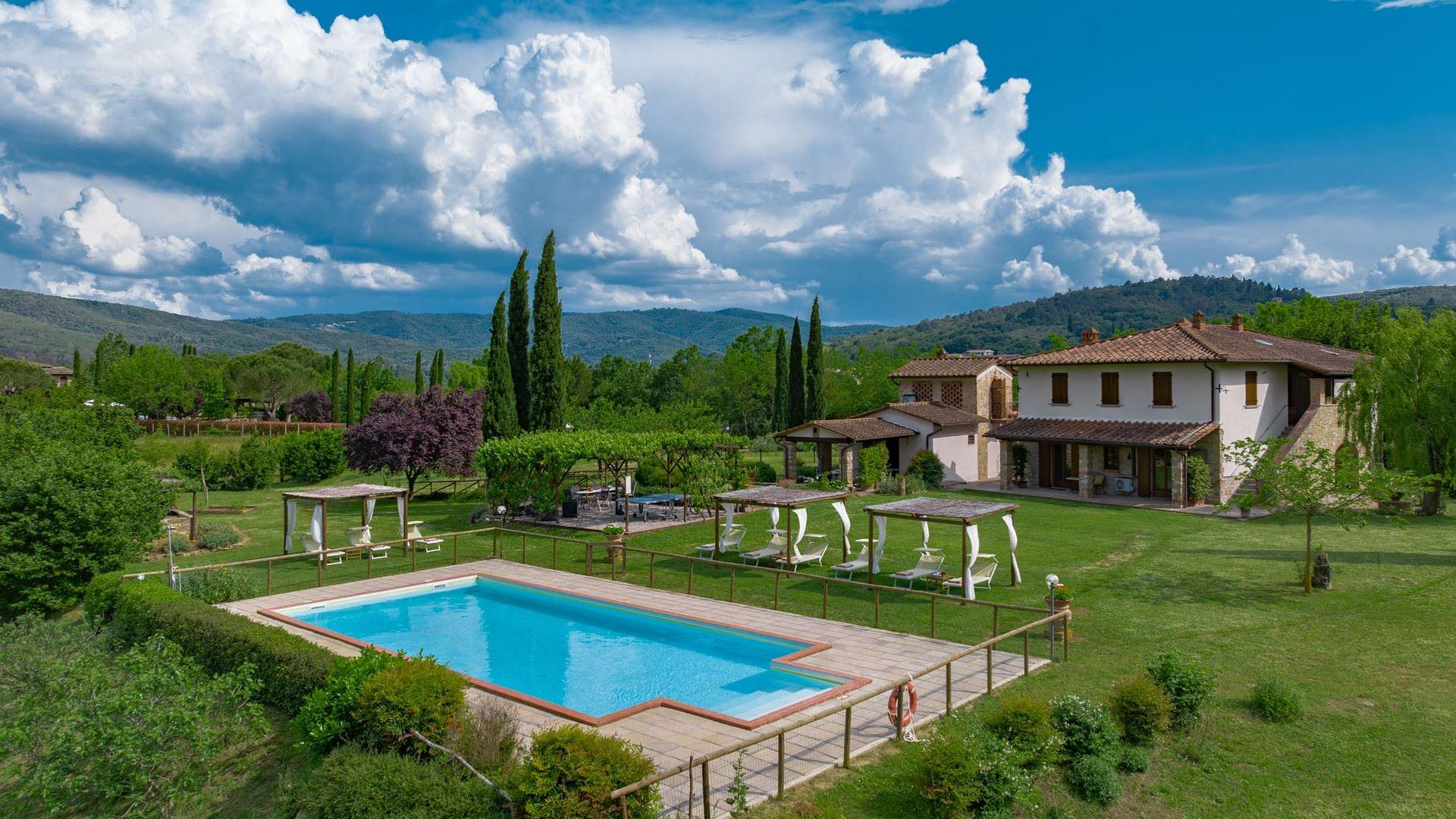Villa Chianina Foiano: Spacious 8-Bedroom Luxury Villa Rental with Pool and Tennis Court, Val di Chiana