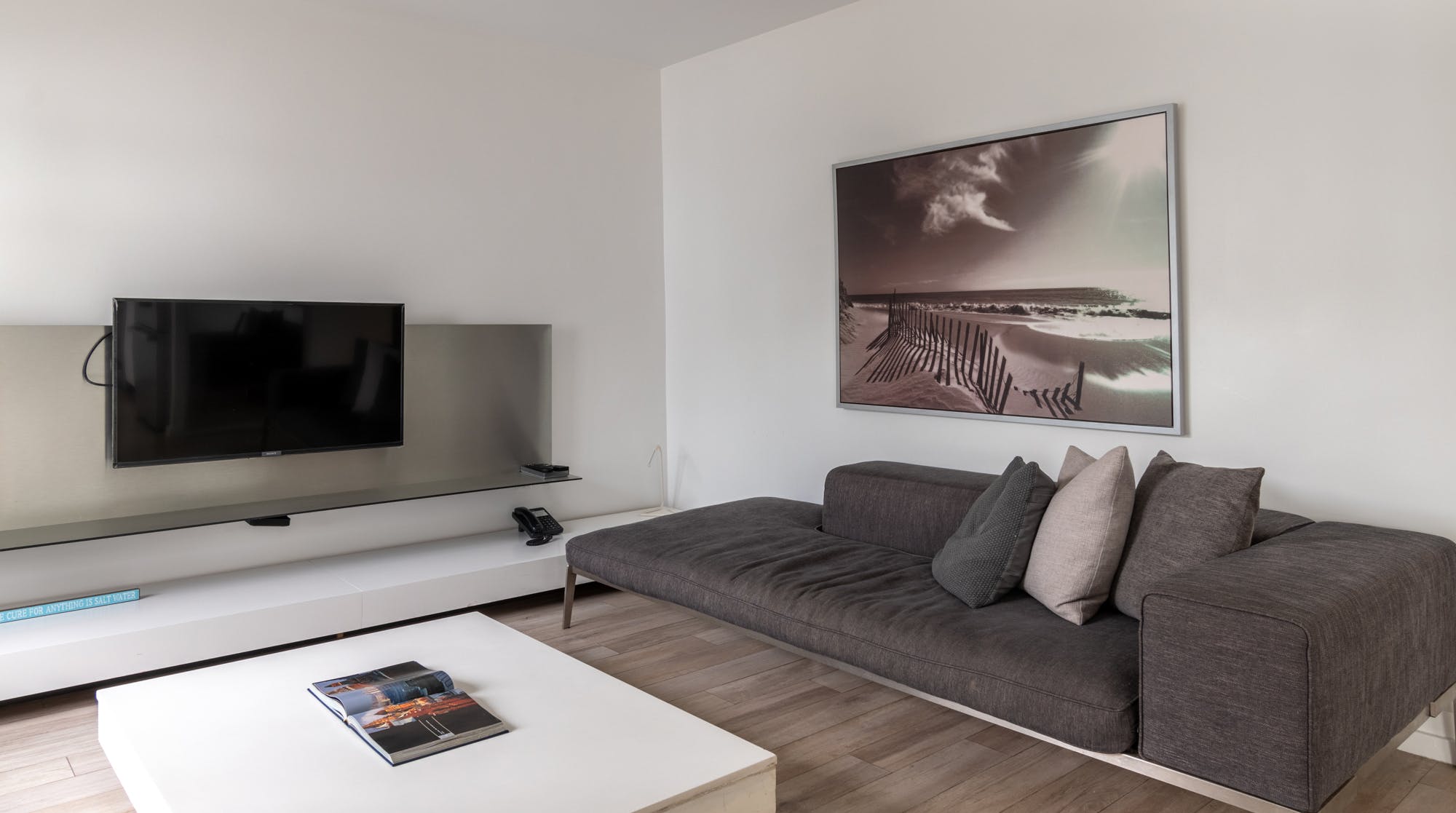 Villa Zephyros Virginia Key Miami: Luxury 2-Bedroom Apartment with Pool and Seaview, Miami