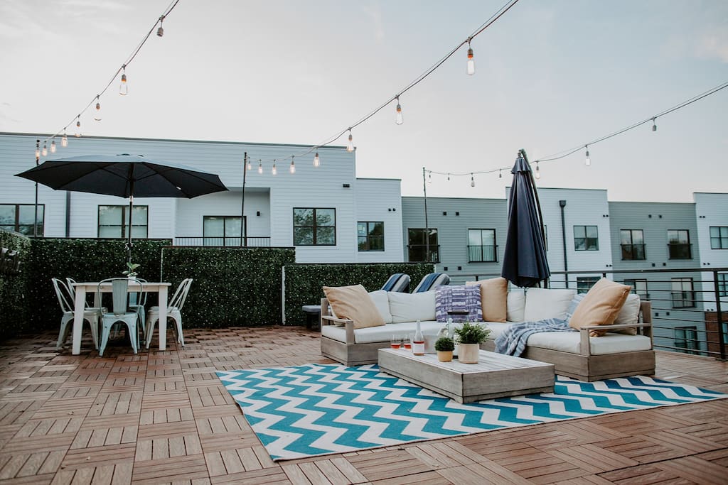 Villa Safran Inglewood Tennessee: Luxury 3-Bedroom Villa with Rooftop Patio and Parking, Nashville