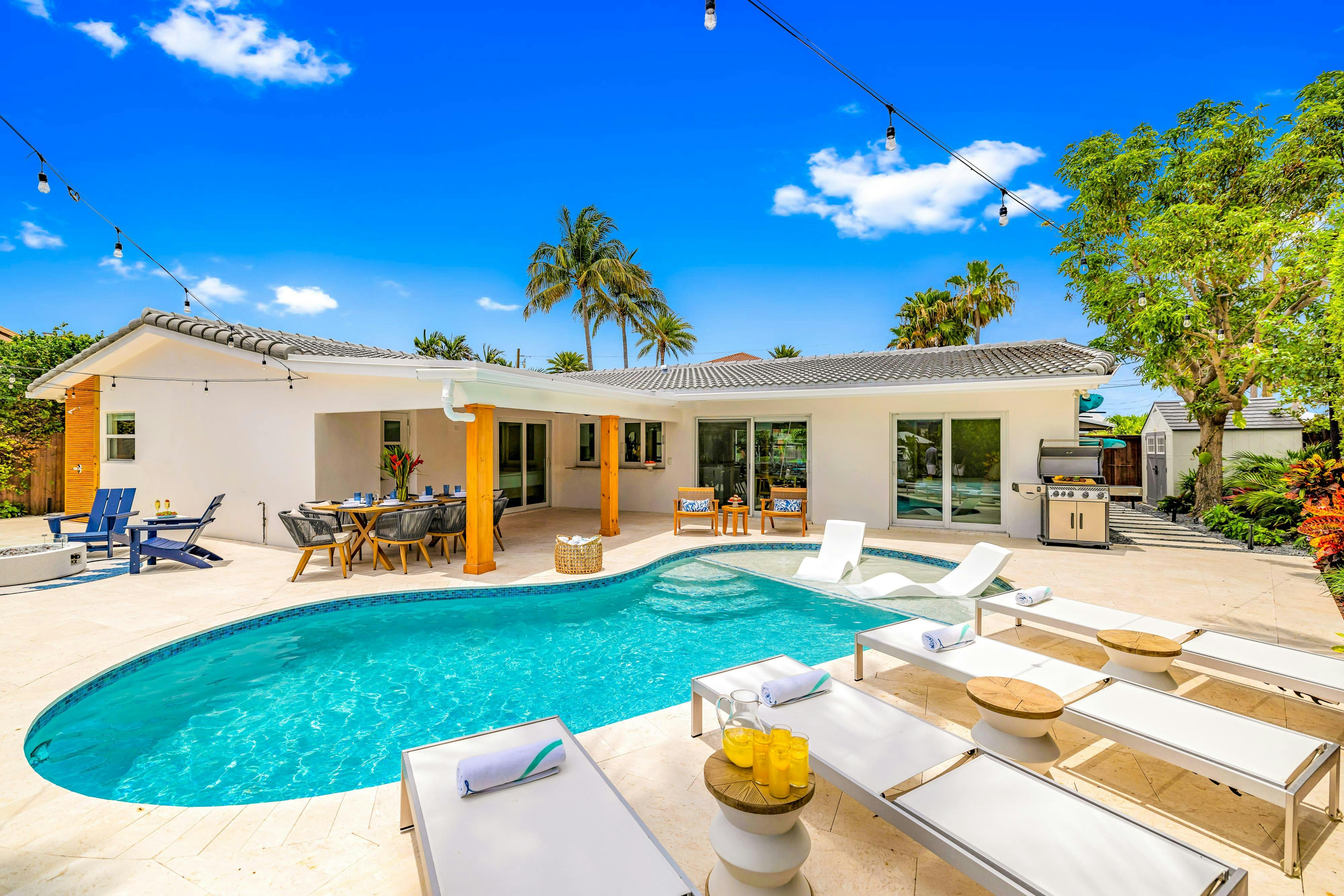 Villa Esmeralda Bayview Florida: Luxury 4-Bedroom Villa with Heated Pool and Hot Tub, Fort Lauderdale