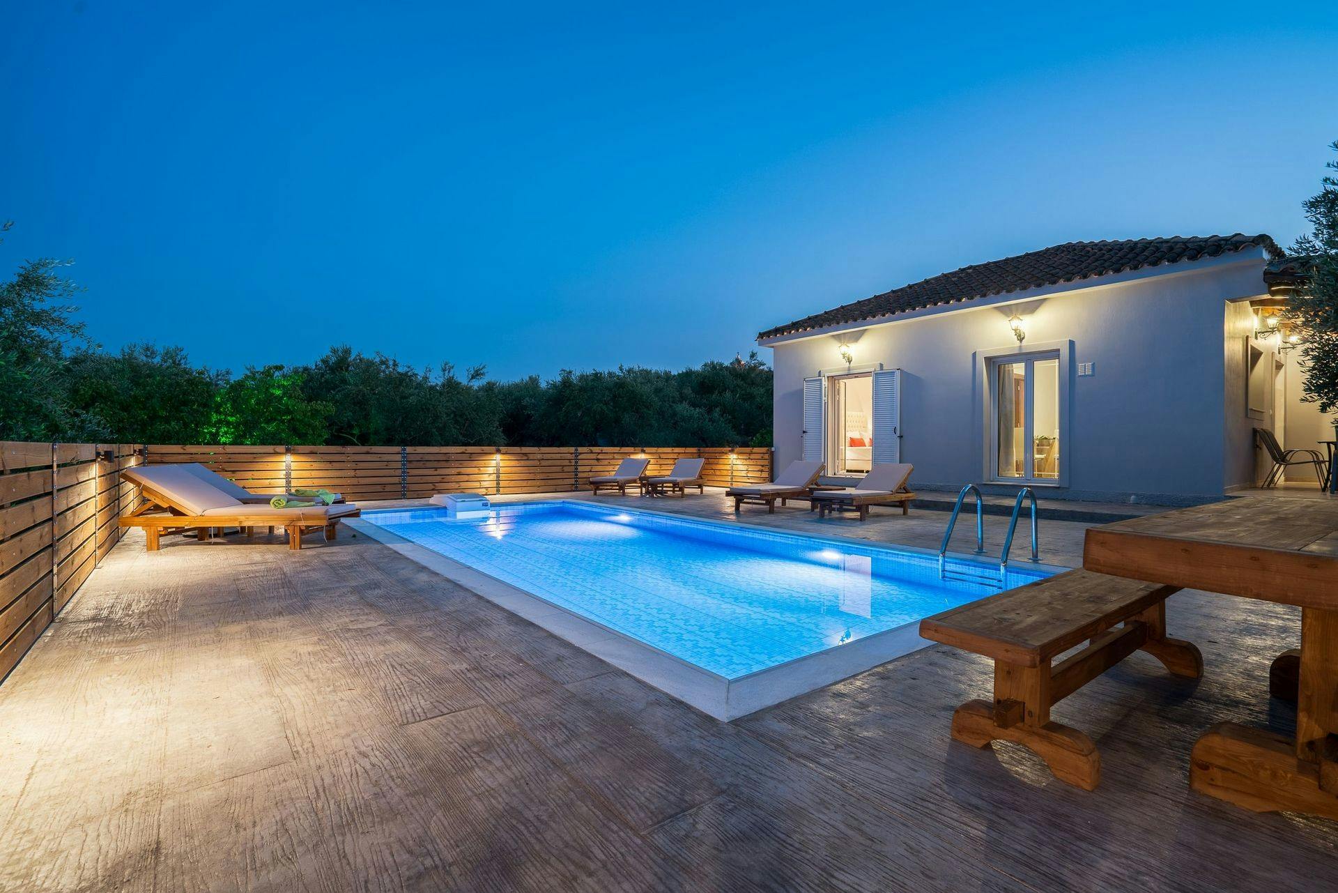 Villa Eria Alykanas: Spacious 4-Bedroom Apartment with Pool and Air-Con, Alykanas Zakynthos