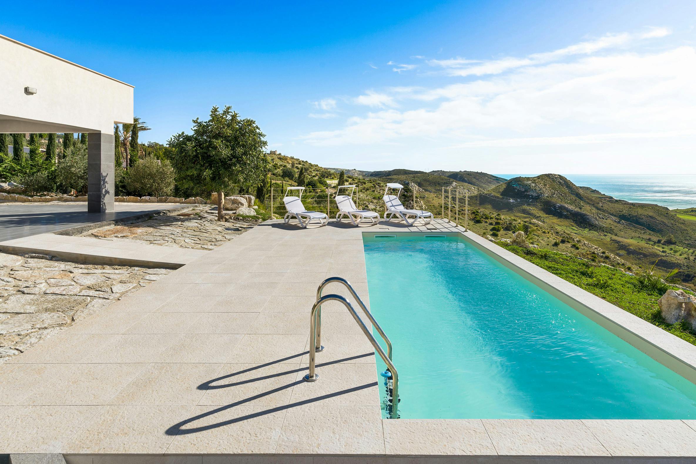 Villa Girgenti Agrigento: Luxury 4-Bedroom Villa with Hot Tub and Sea Views, Agrigento