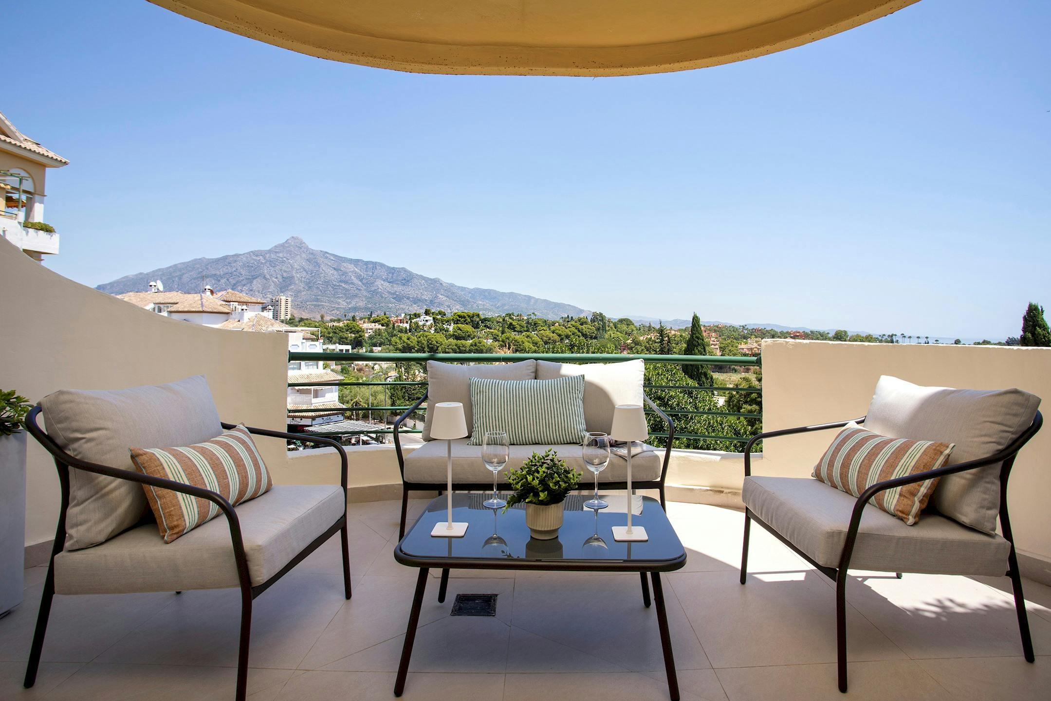 Villa Guadaiza San Pedro: Spacious 3-Bedroom Apartment with Sea Views and Pools, San Pedro de Alcántara