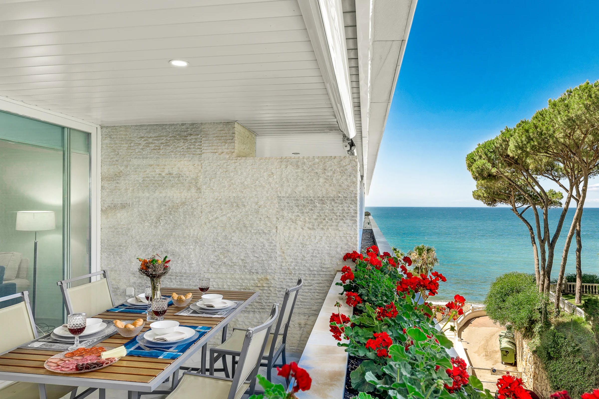 Villa Esmeralda Aloha Marbella: Stylish 2-Bedroom Apartment with Sea Views and Pool, Marbella