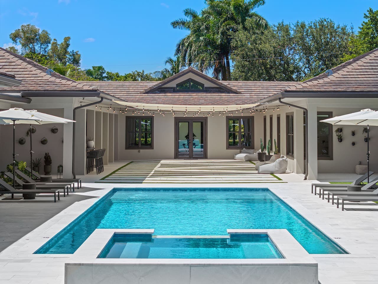 Villa Guajira Surfside: Luxury 7-Bedroom Villa with Pool and Tennis Court, Surfside Miami-Dade County