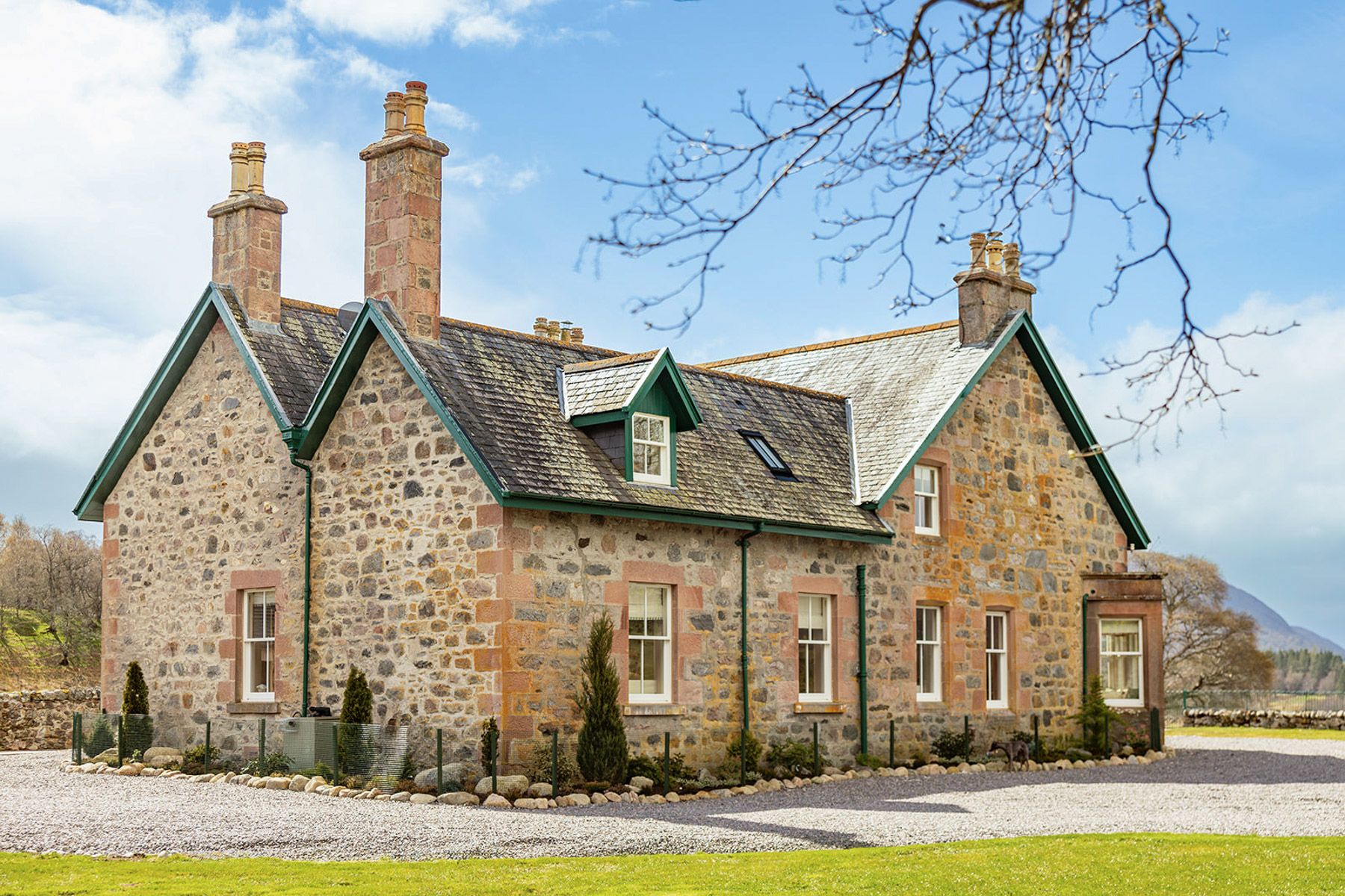 Villa Heather Sithean Highlands: 7-Bedroom Highland Retreat with Spa and Countryside Views in