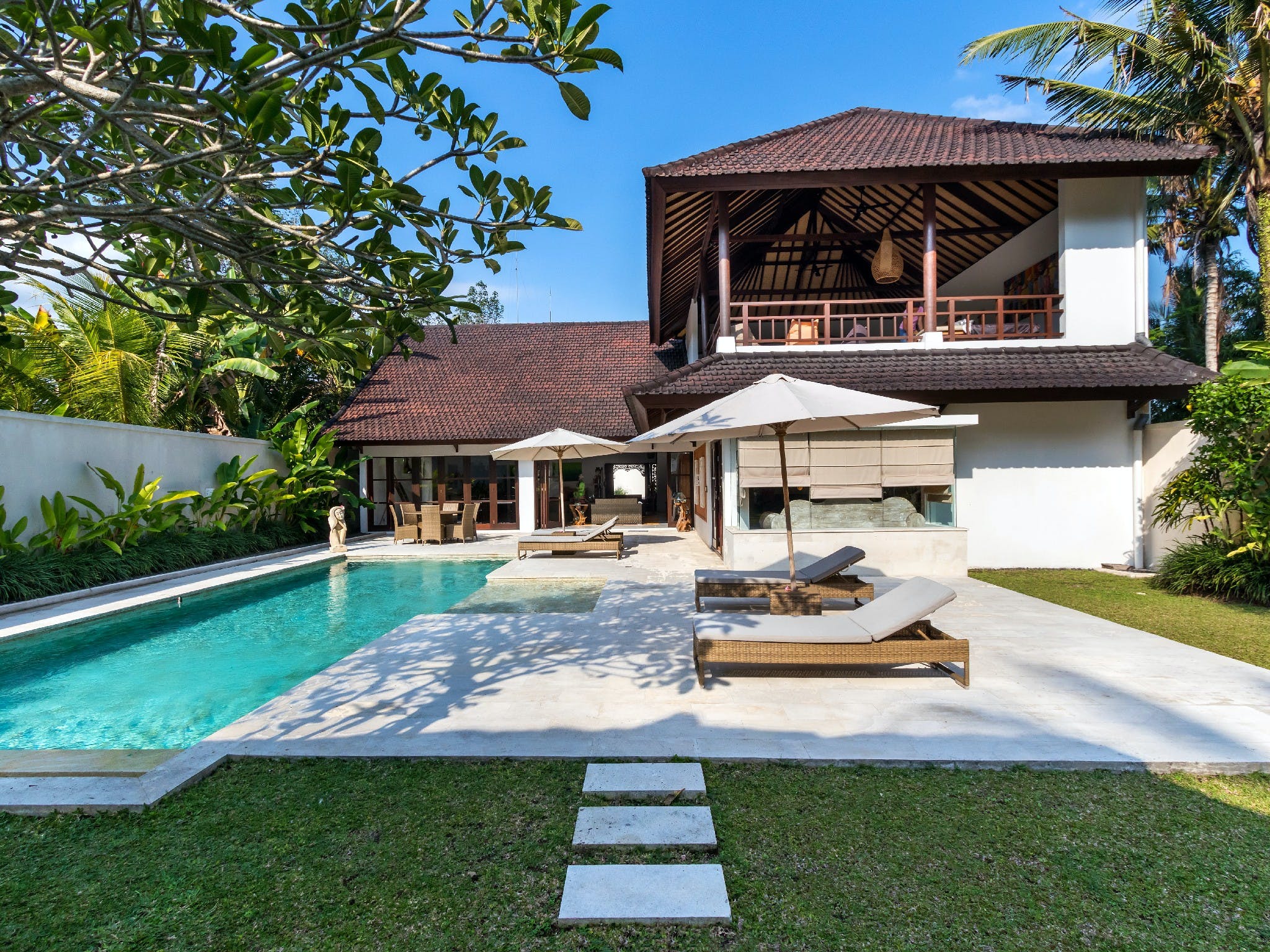 Villa Janggala Pejeng: Spacious 7-Bedroom Apartment with Pool and Family-Friendly Features, Bali