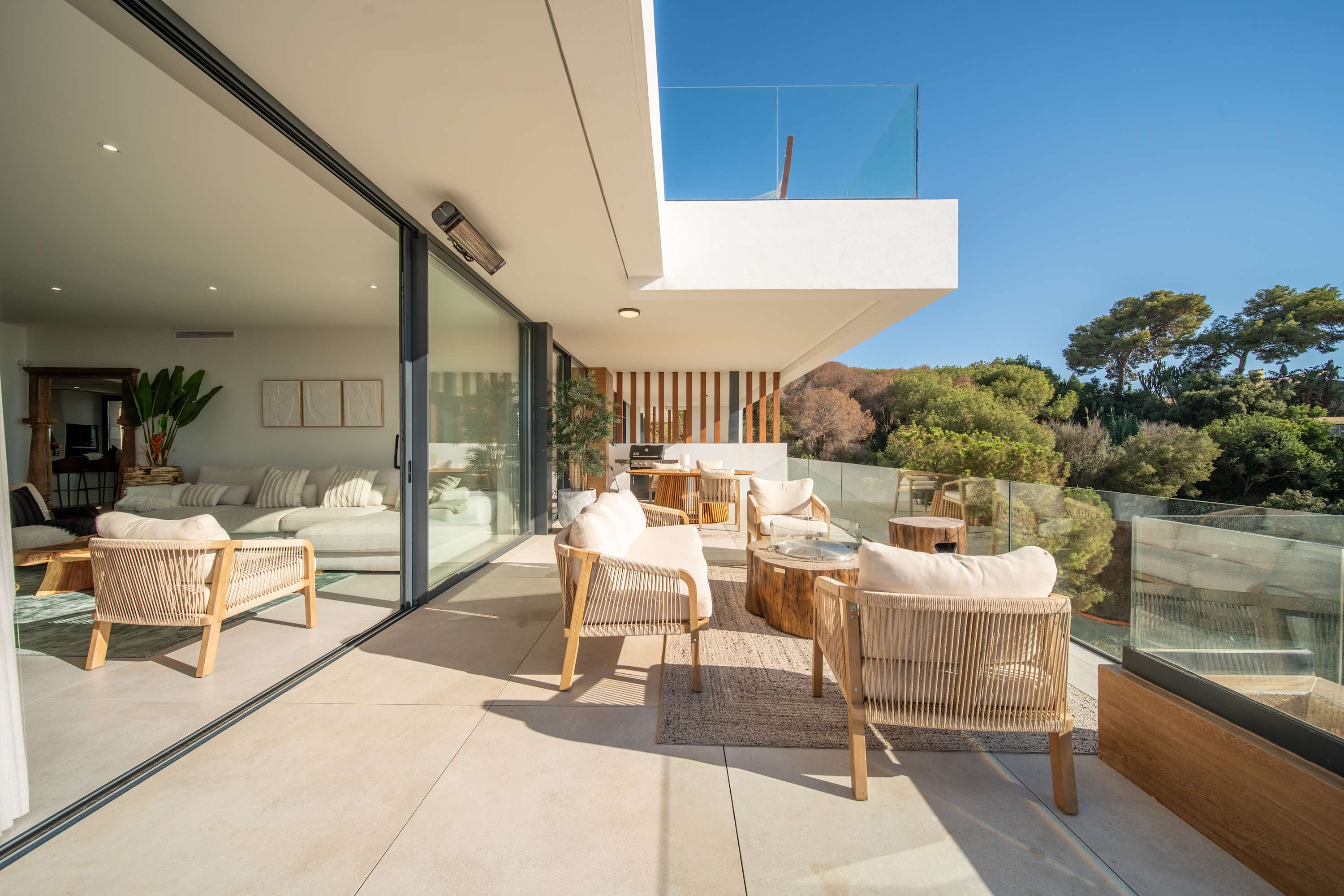 Villa Garbí Calahonda Costa Del Sol: Luxury 3-Bedroom Villa with Private Rooftop Pool and Sea Views, Costa Del Sol