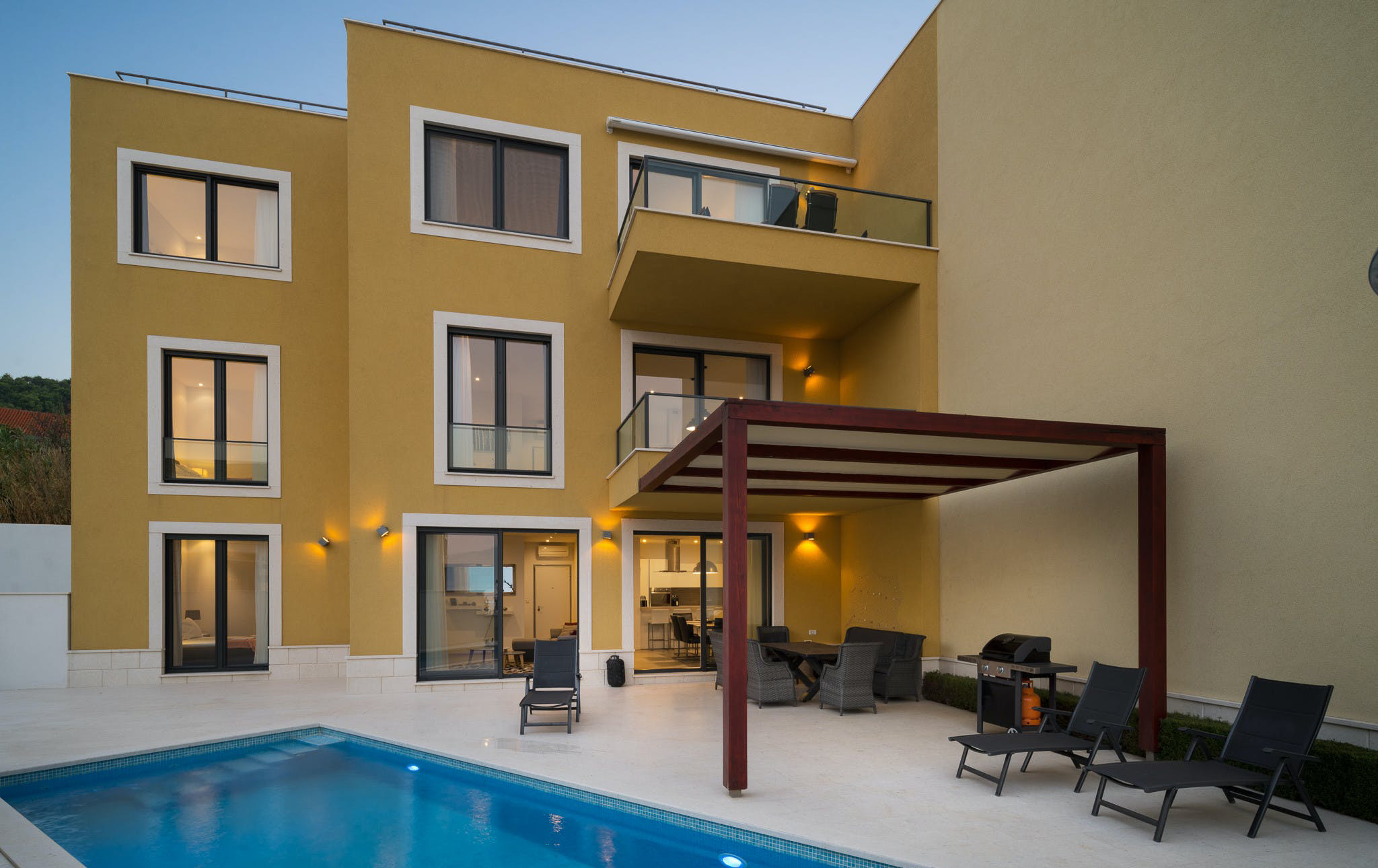 Kuća Lefki Kamen Mali Split: Spacious 6-Bedroom Apartment with Seaview and Pool, Split