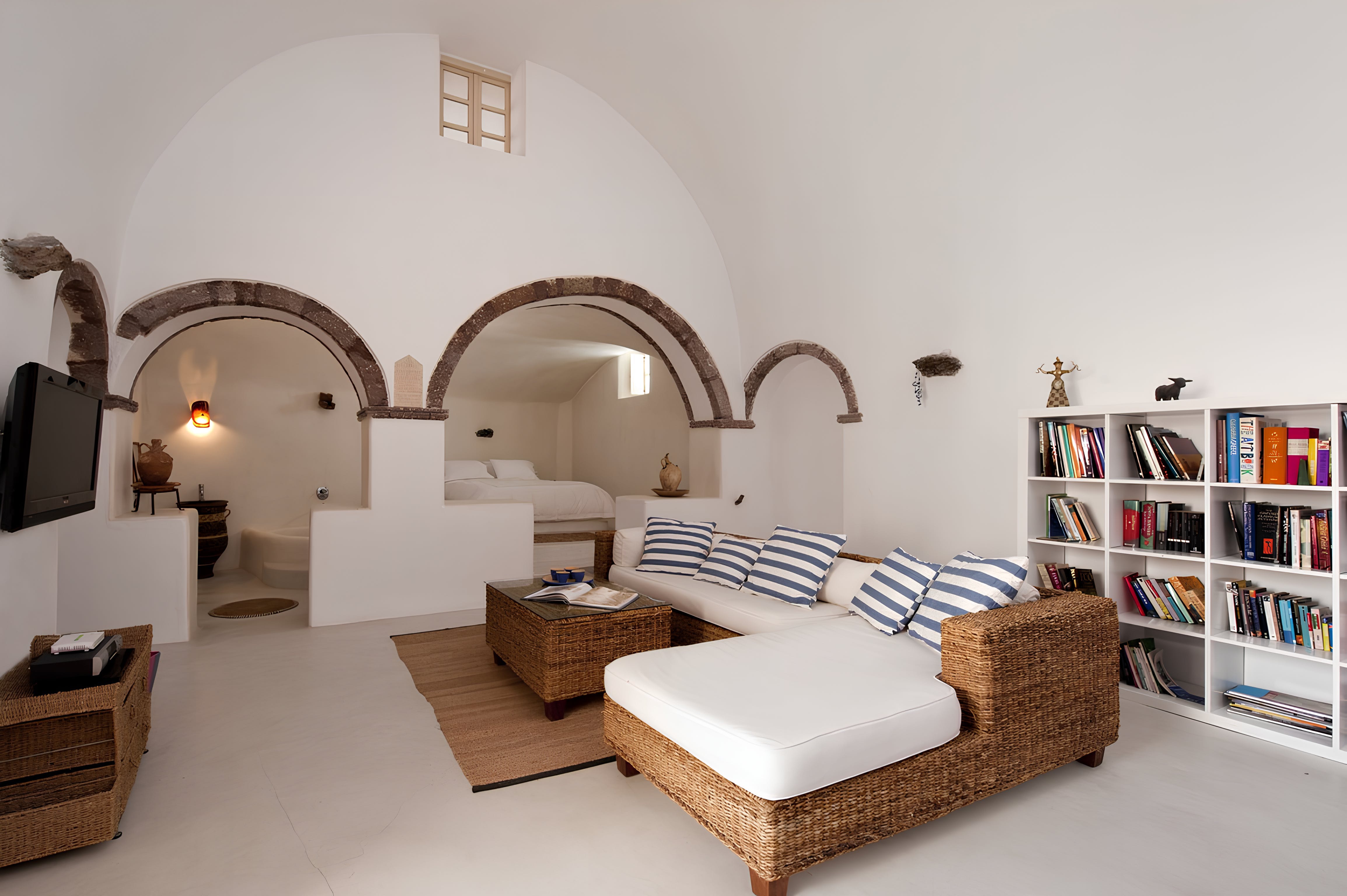 Villa Kallistē Megalochori: Charming 2-Bedroom Apartment with Hot Tub and Sea Views, Santorini