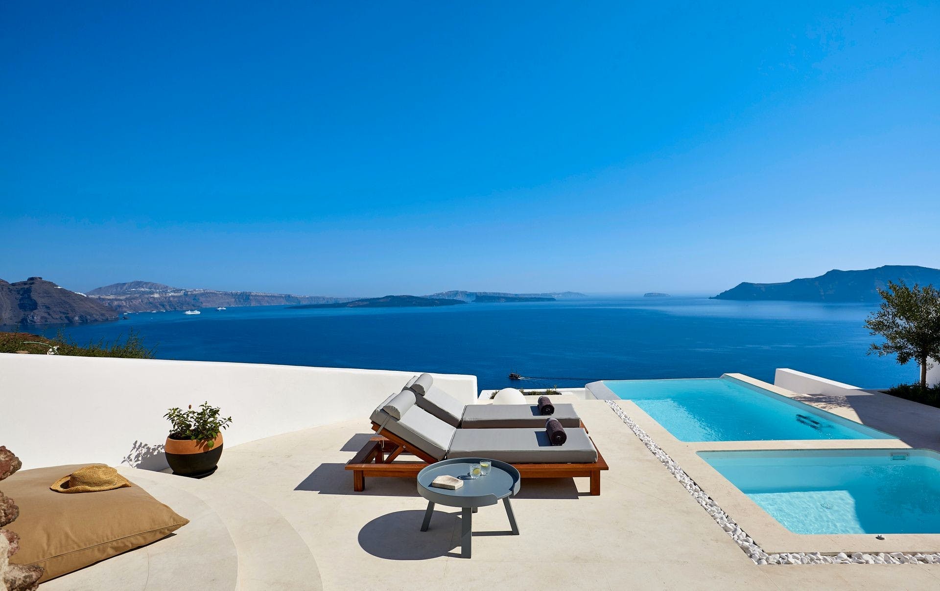 Villa Zephyros Pyrgos Santorini: Luxury 3-Bedroom Villa with Infinity Pool and Sea Views, Santorini