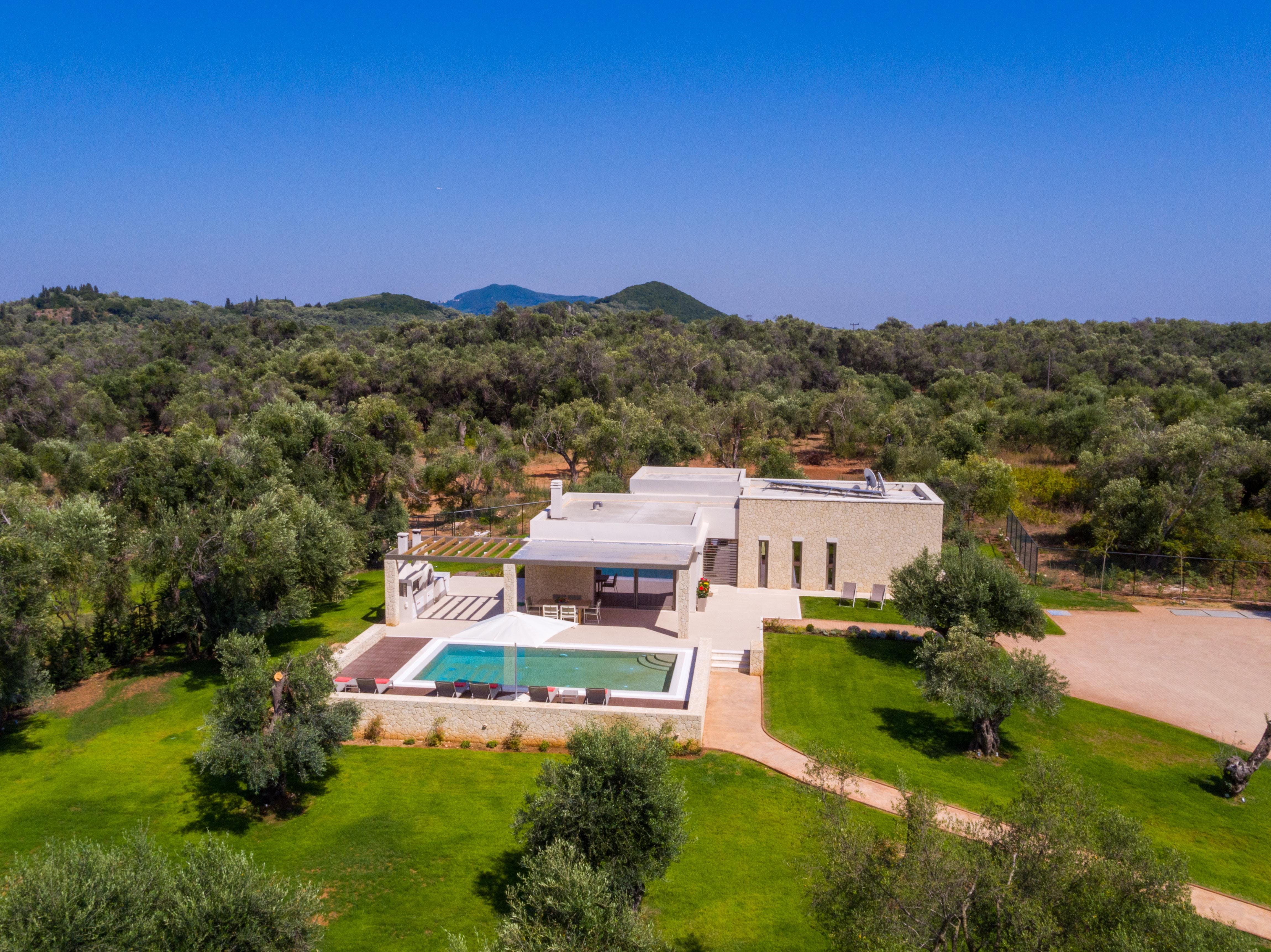Villa Kanouli Corfu: Spacious 3-Bedroom Beachfront Apartment with Pool, Corfu