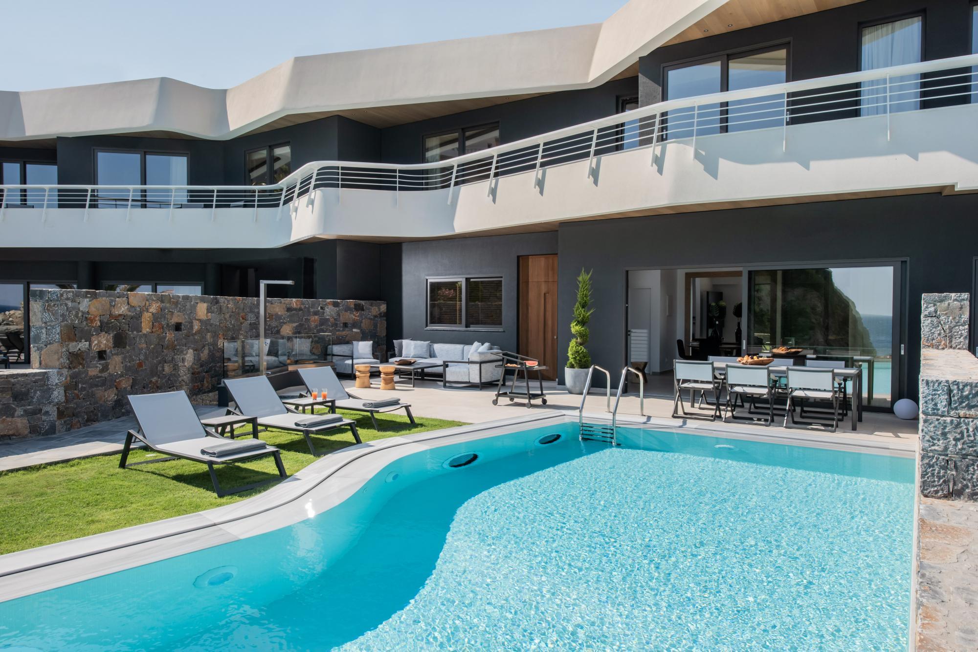 Villa Lefki Karteros Heraklion Town: Spacious 4-Bedroom Apartment with Private Pool and Sea Views, Heraklion