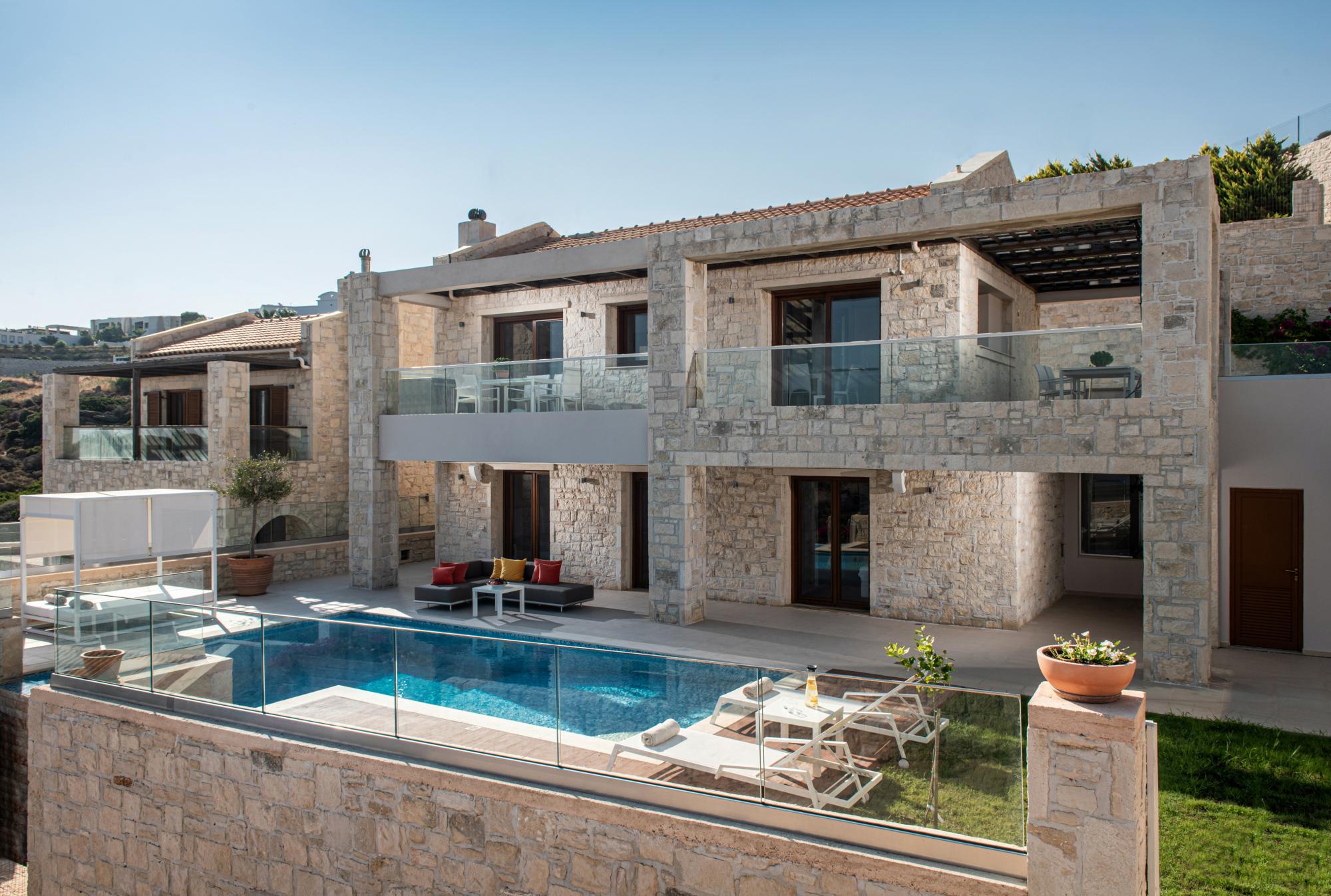 Villa Lefki Agios Minas Heraklion Town: Spacious 3-Bedroom Apartment with Infinity Pool and Sea Views, Heraklion