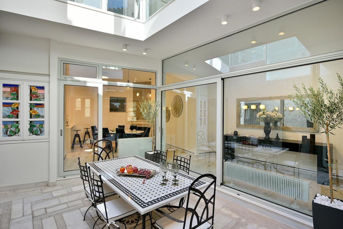 Villa Karyatis Athens: Spacious 3-Bedroom Family-Friendly Apartment, Athens