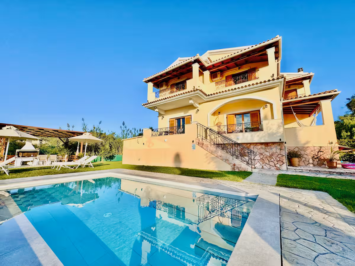 Villa Ostrea Loutsa Agios Stefanos: Spacious 4-Bedroom Apartment with Infinity Pool and Sea Views, Agios Stefanos