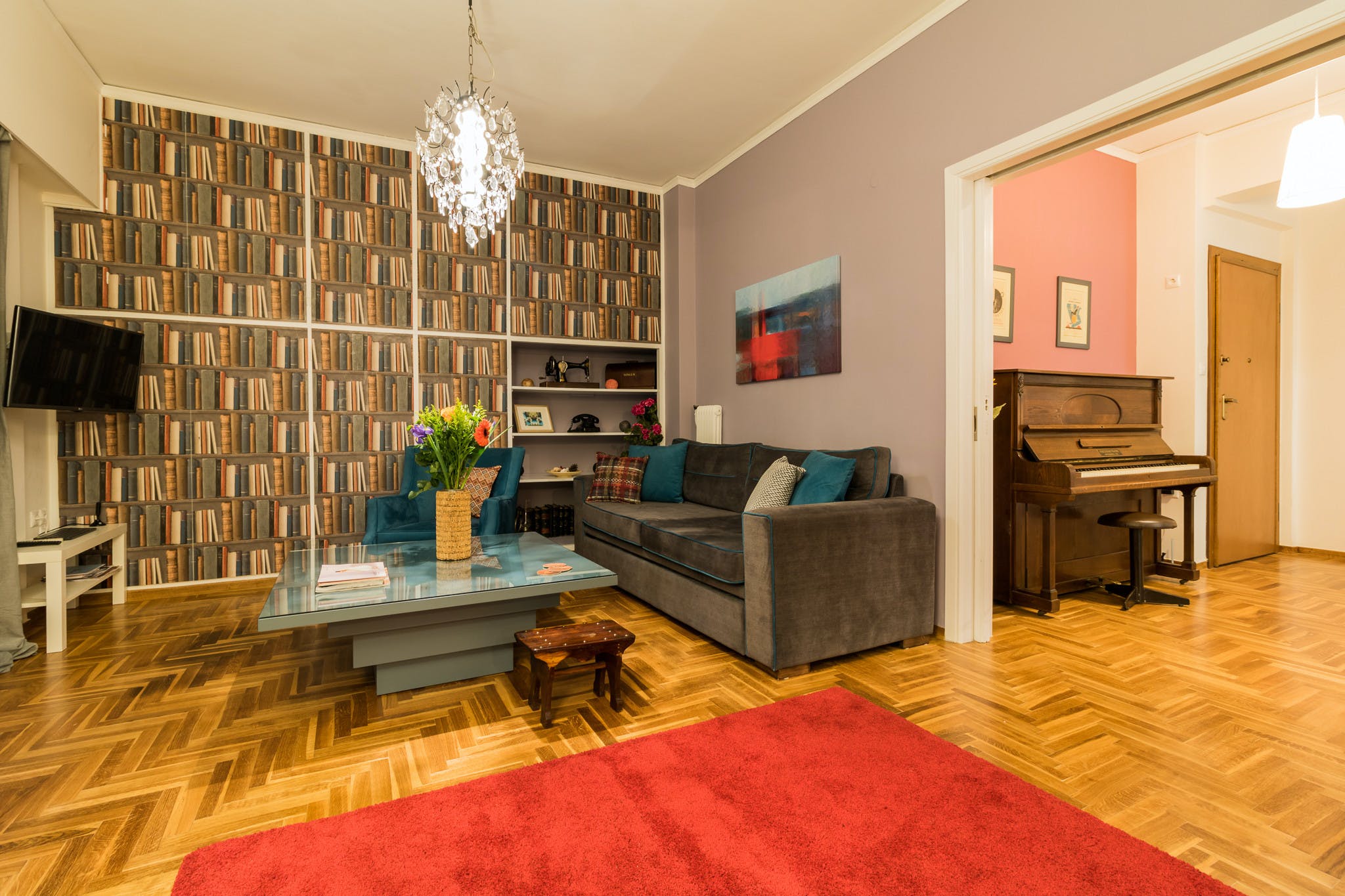 Villa Ostria Philopappos Athens: Spacious 3-Bedroom Apartment Rental with Air-Con and Roof Terrace, Athens