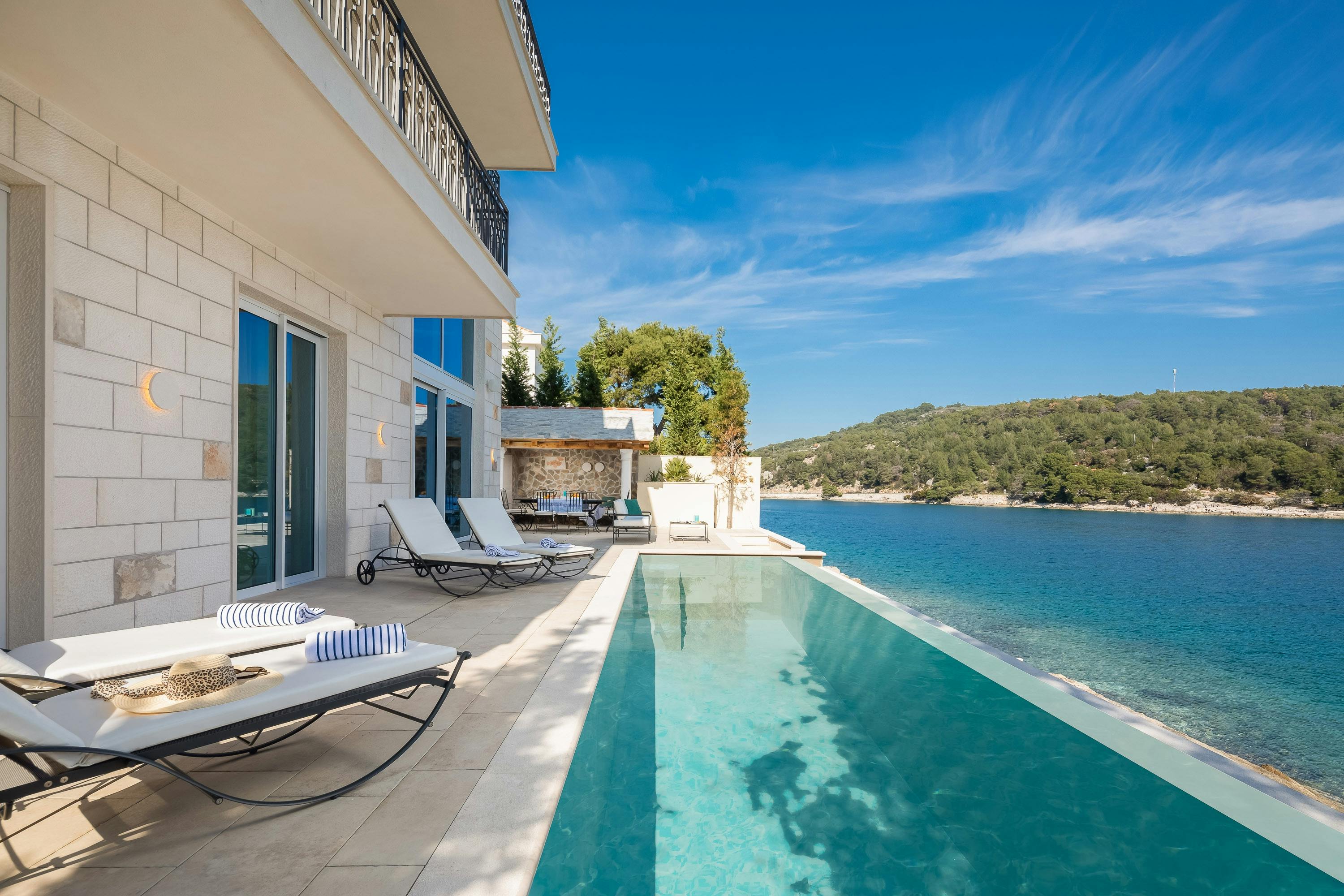 Villa Kaštela Split: 4-Bedroom Luxury Villa with Infinity Pool and Seaviews, Split