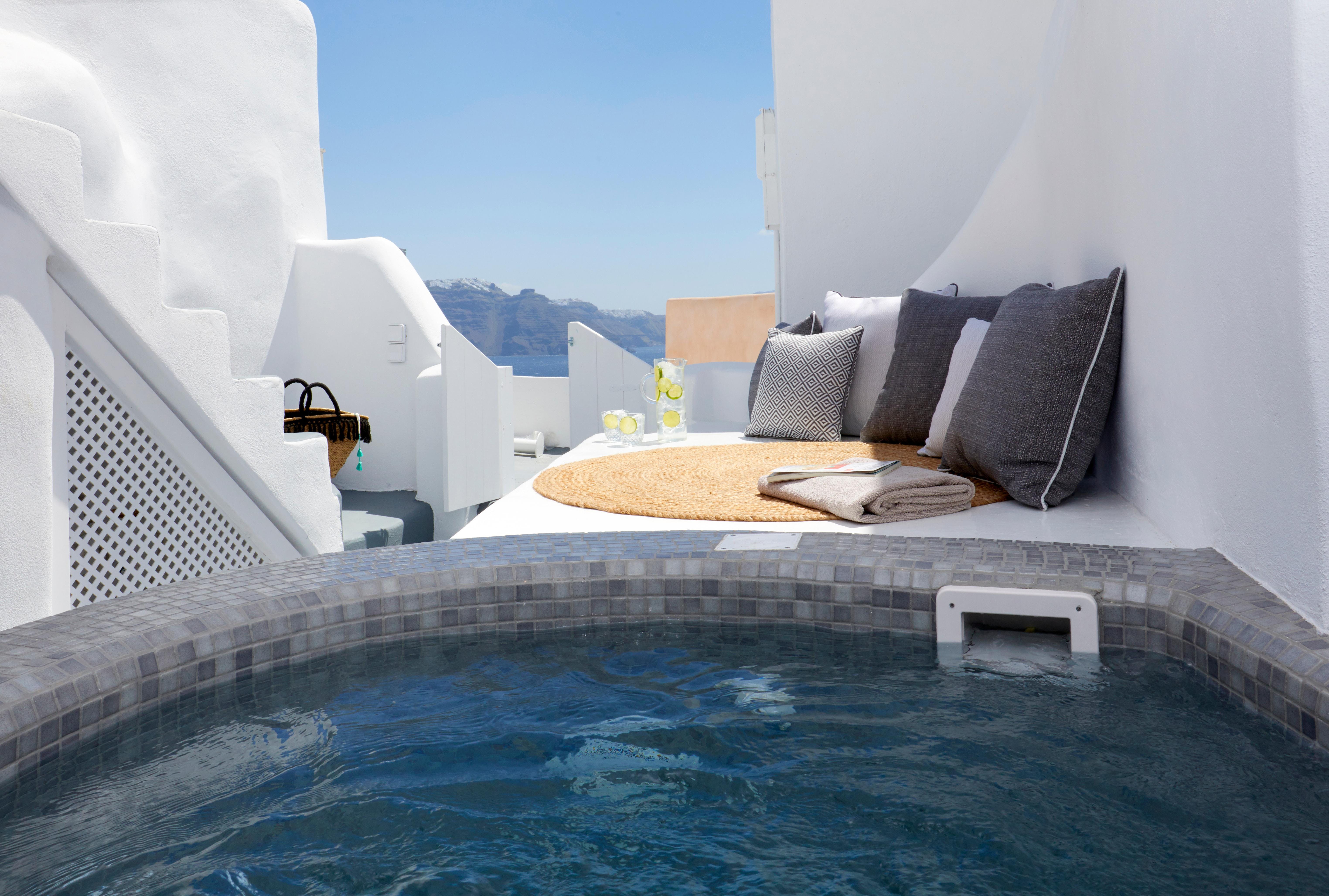 Villa Kastro Oia: Luxury 1-Bedroom Apartment with Hot Tub and Sea Views, Santorini
