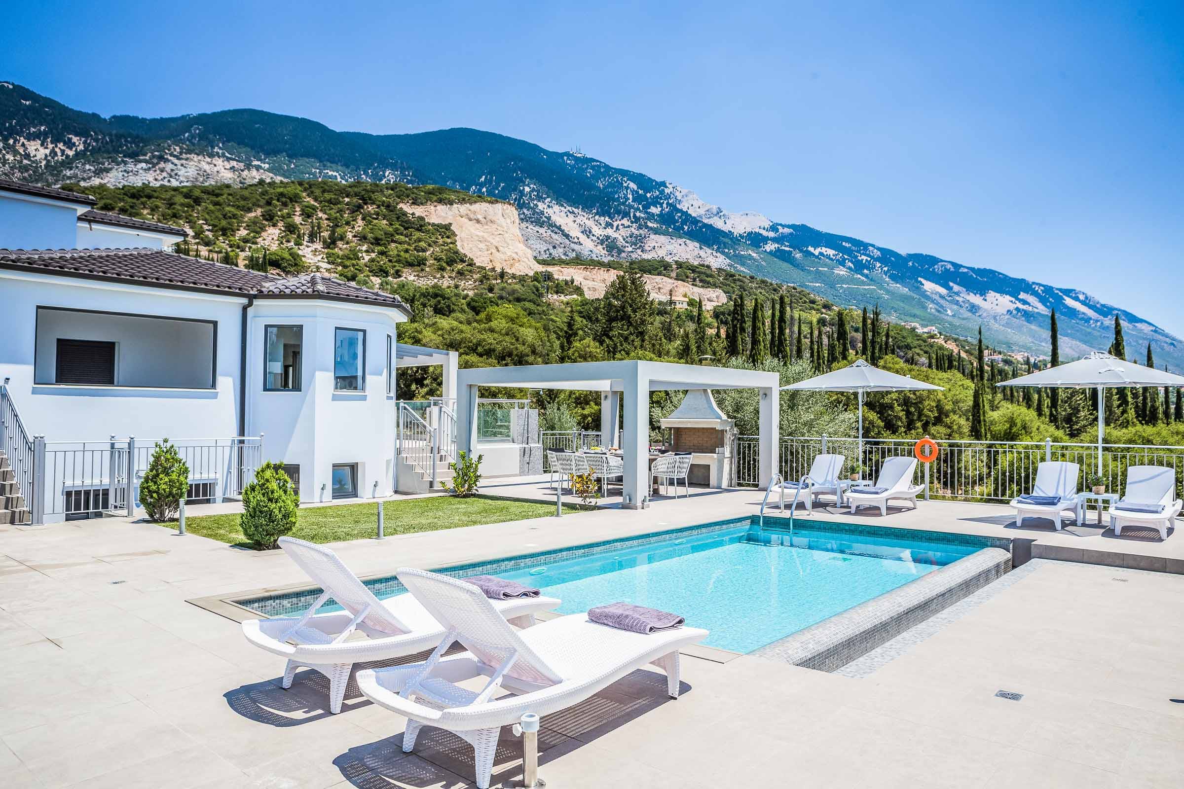 Villa Katelios Livathos: 3-Bedroom Apartment Rental with Private Pool and Sea Views, Livathos