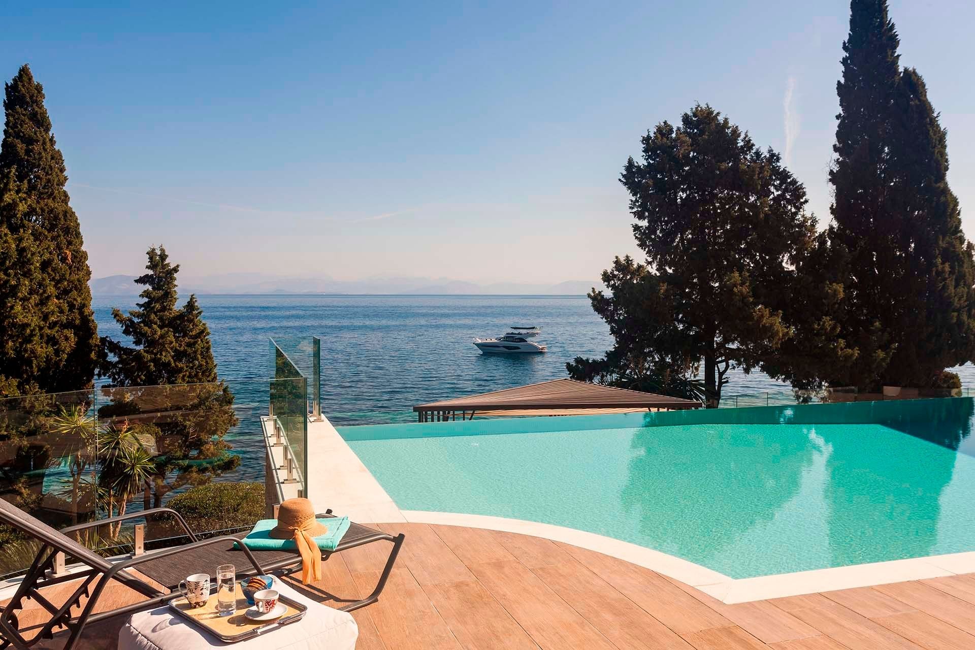 Villa Lysias Garitsa Corfu Town: Spacious 7-Bedroom Apartment with Seaview and Pool, Corfu Town