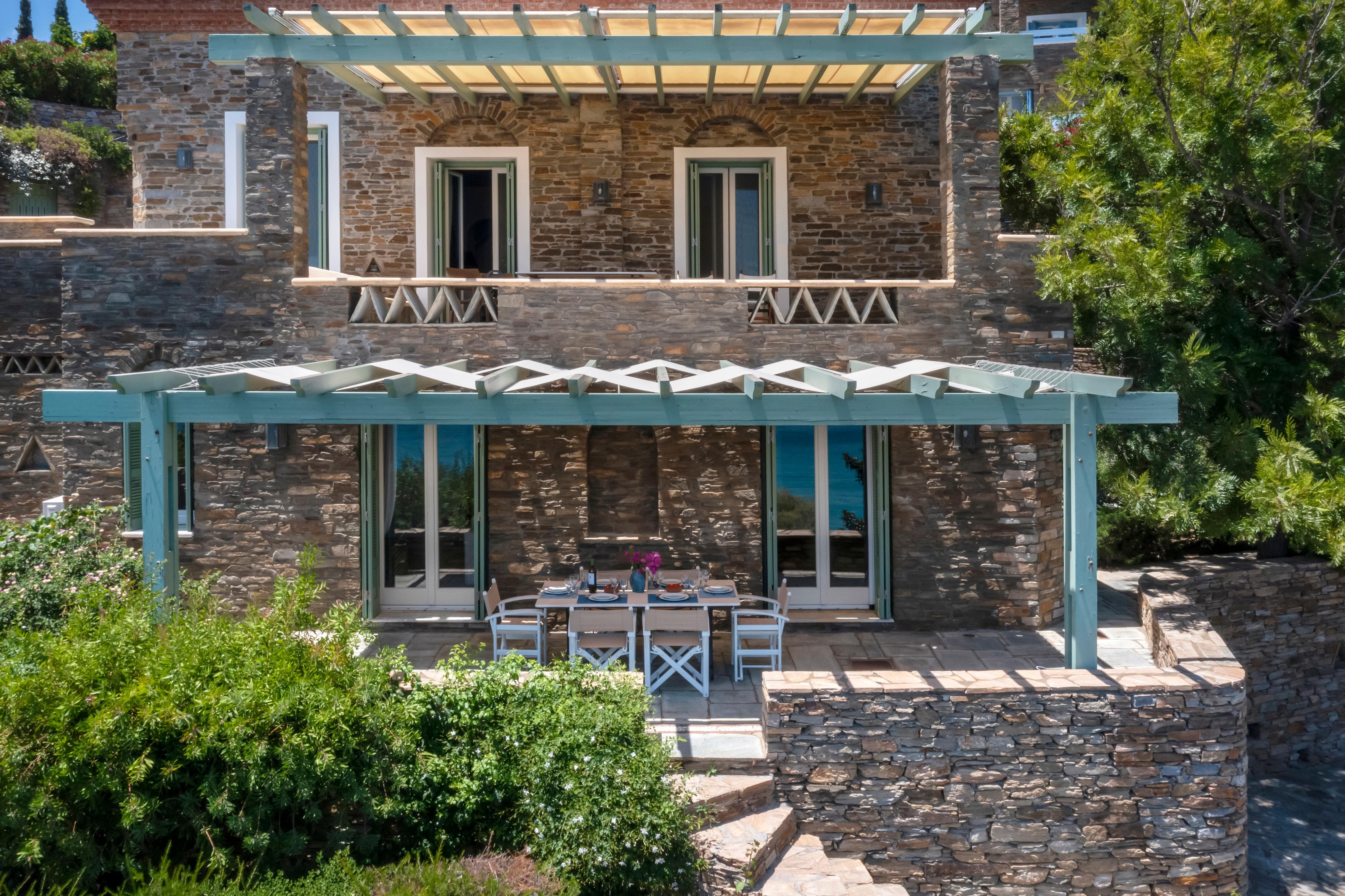 Villa Koryfi Andros: Luxury 3-Bedroom Villa with Beachfront and Sea Views, Andros