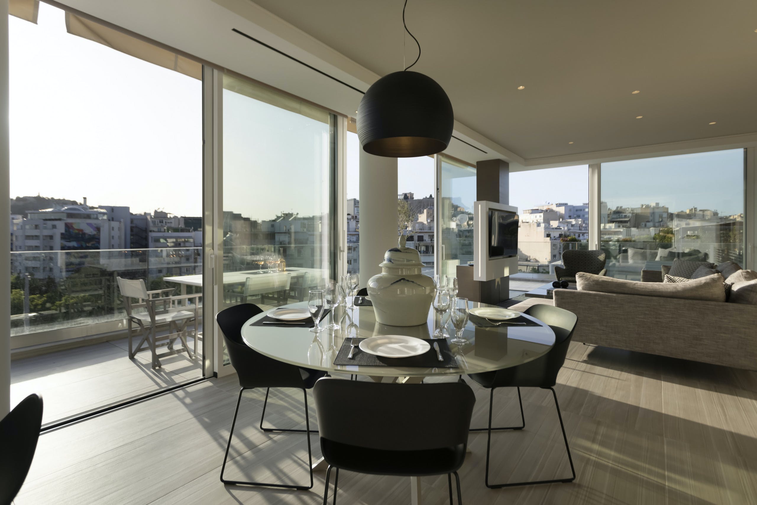 Villa Lefkos Philopappou Athens: Luxury 2-Bedroom Apartment with Balcony and Air-Con, Athens