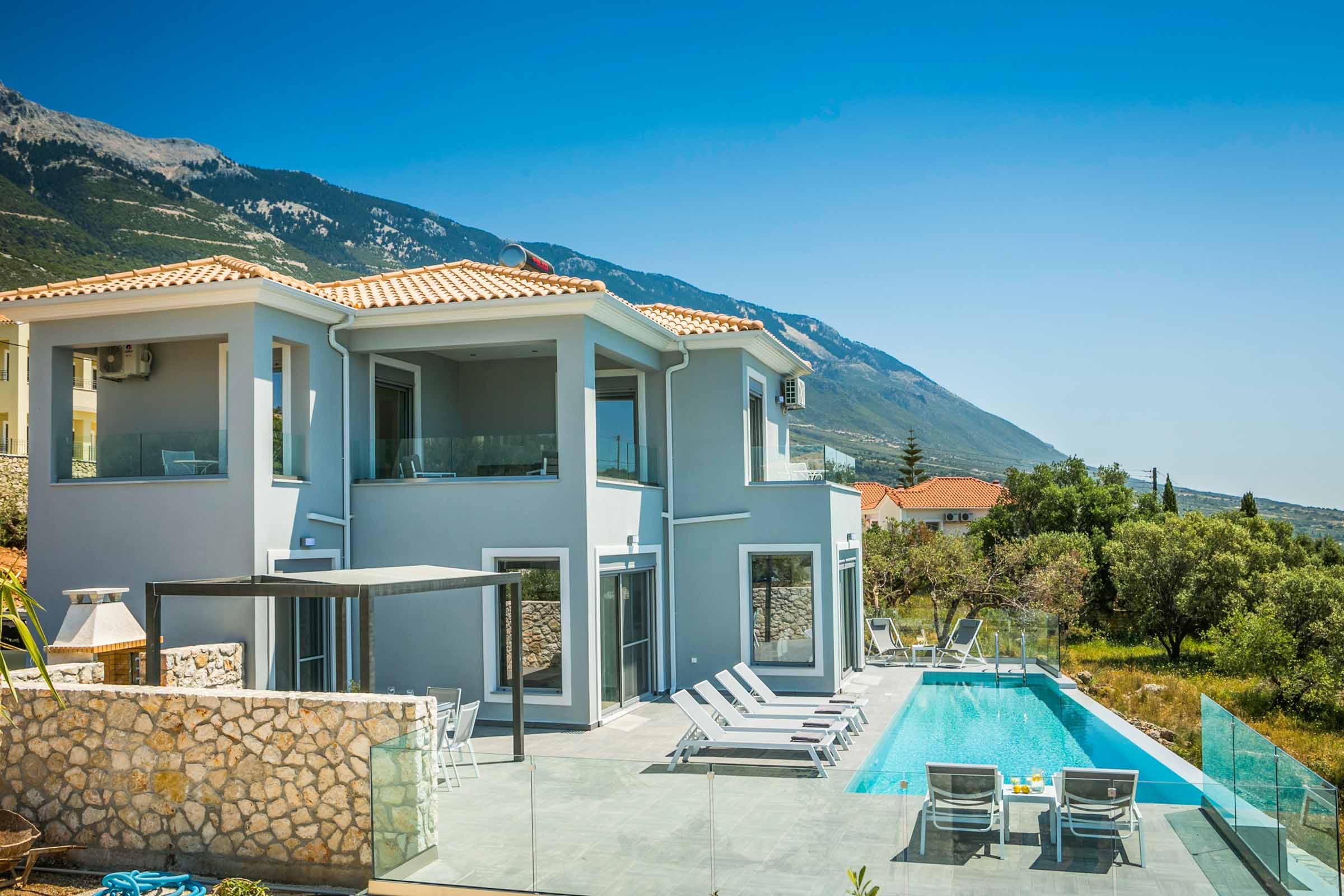 Villa Kounopetra Livathos: Elegant 3-Bedroom Apartment with Infinity Pool and Sea Views, Livathos