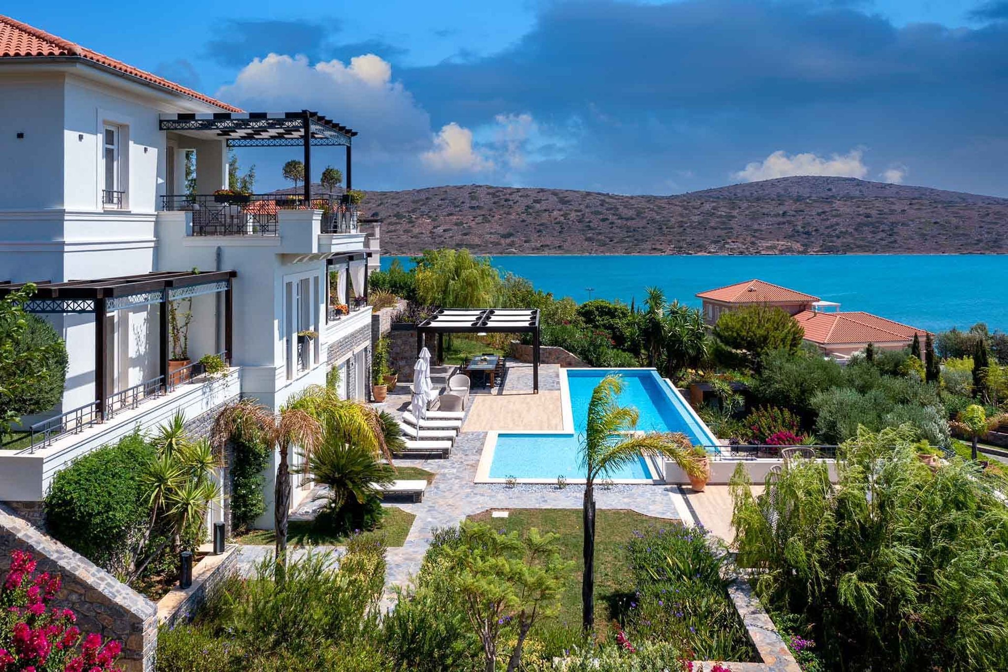 Villa Kri-Kri Plaka: Luxury 6-Bedroom Villa with Infinity Pool and Tennis Court, Plaka