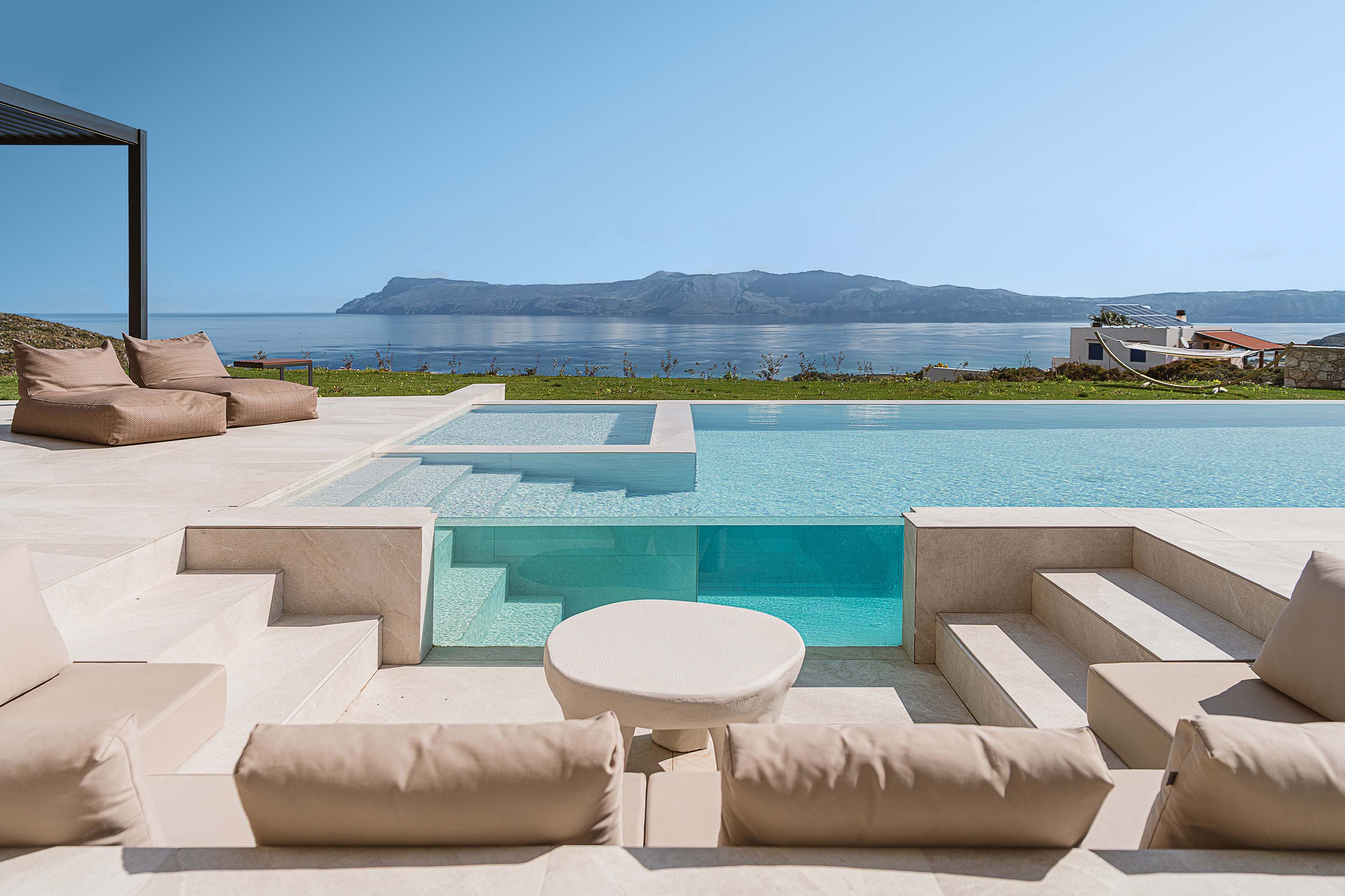 Villa Lefkos Falassarna Kissamos: Luxury 4-Bedroom Apartment with Infinity Pool and Sea Views, Kissamos