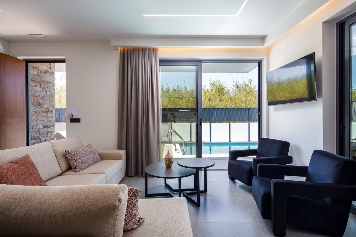 Villa Lysias Souda Chania Region: Chic 3-Bedroom Apartment with Sea Views and Pool, Chania
