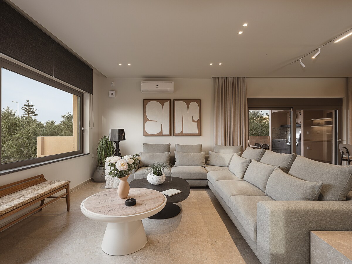 Villa Zephyros Theriso Chania Region: 6-Bedroom Luxury Apartment with Sea Views and Pool, Chania