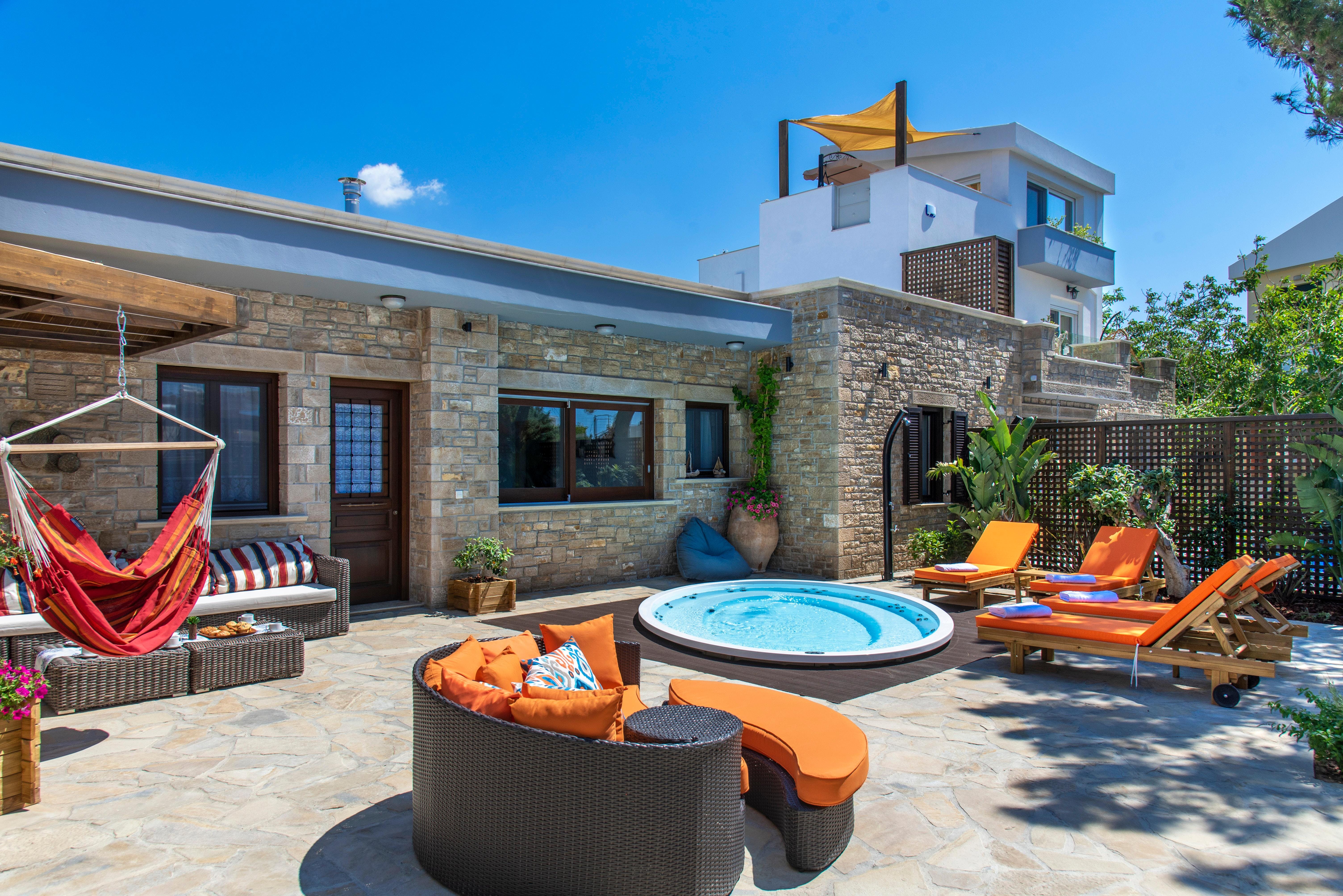 Villa Loutro Chania: Luxury 3-Bedroom Apartment with Hot Tub and Sea Views, Crete