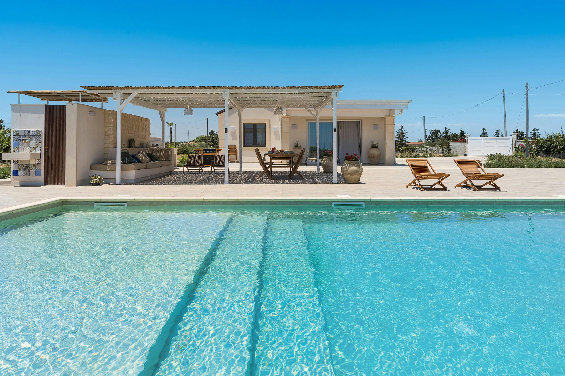 Villa Ambrato Cava Grande Val di Noto: Luxury 2-Bedroom Villa with Saltwater Pool and Sea Views, Val di Noto
