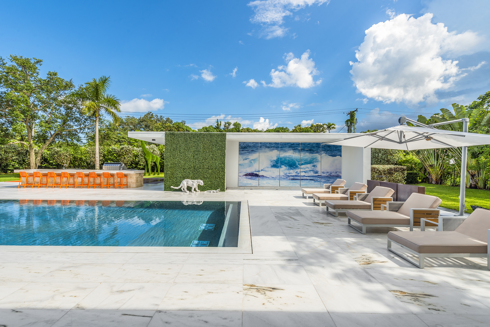 Villa Cramoisi Haulover Florida: Luxurious 6-Bedroom Villa with Pool and Hot Tub, Miami-Dade County