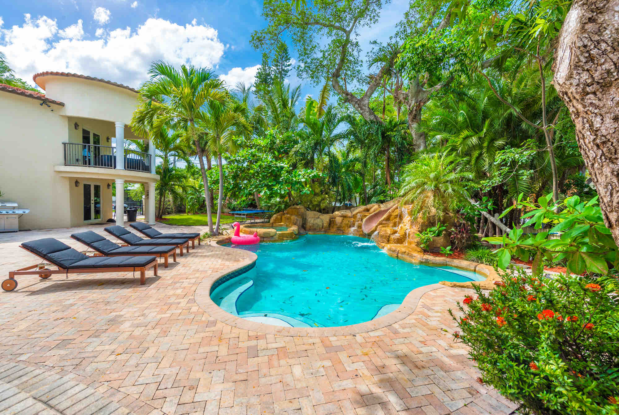 Villa Mangrove Surfside: Spacious 7-Bedroom Luxury Villa with Sea View and Pool, Surfside