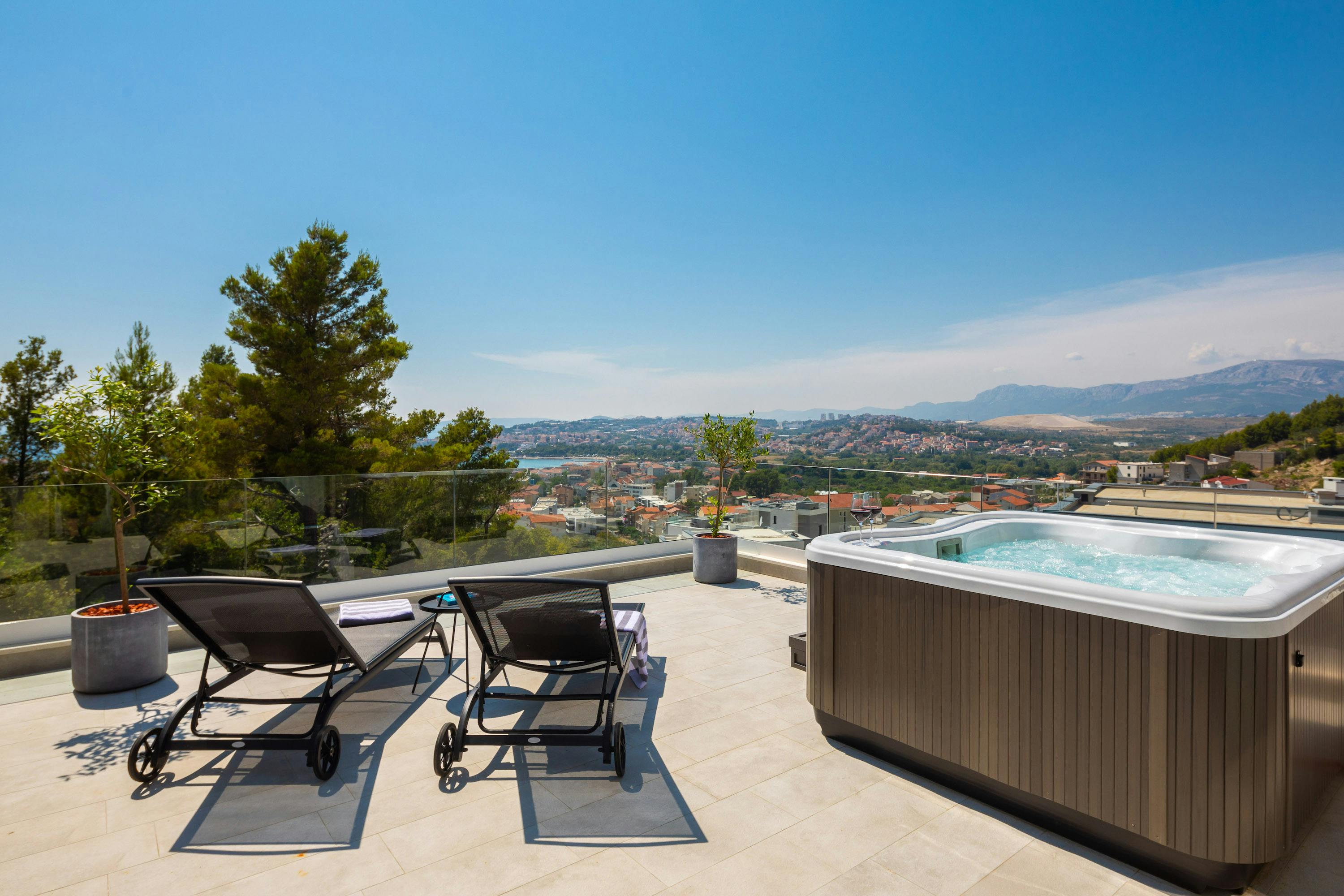 Kuća Safran Duilovo Split: Spacious 5-Bedroom Villa with Seaview and Pool, Split